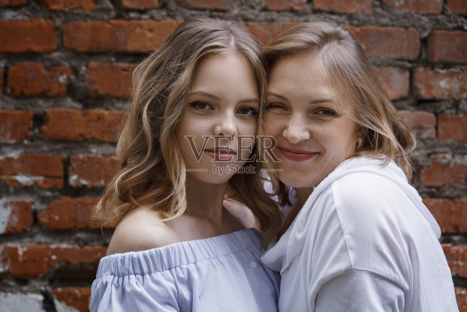 母亲和十几岁女儿的肖像照片摄影图片