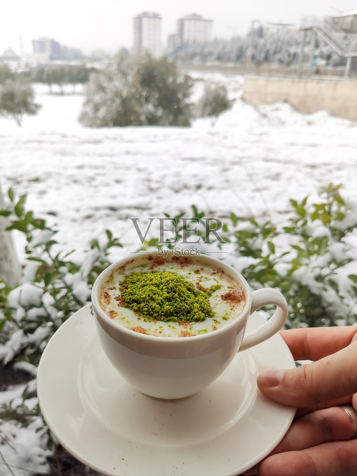 不规则手拿咖啡杯照片摄影图片
