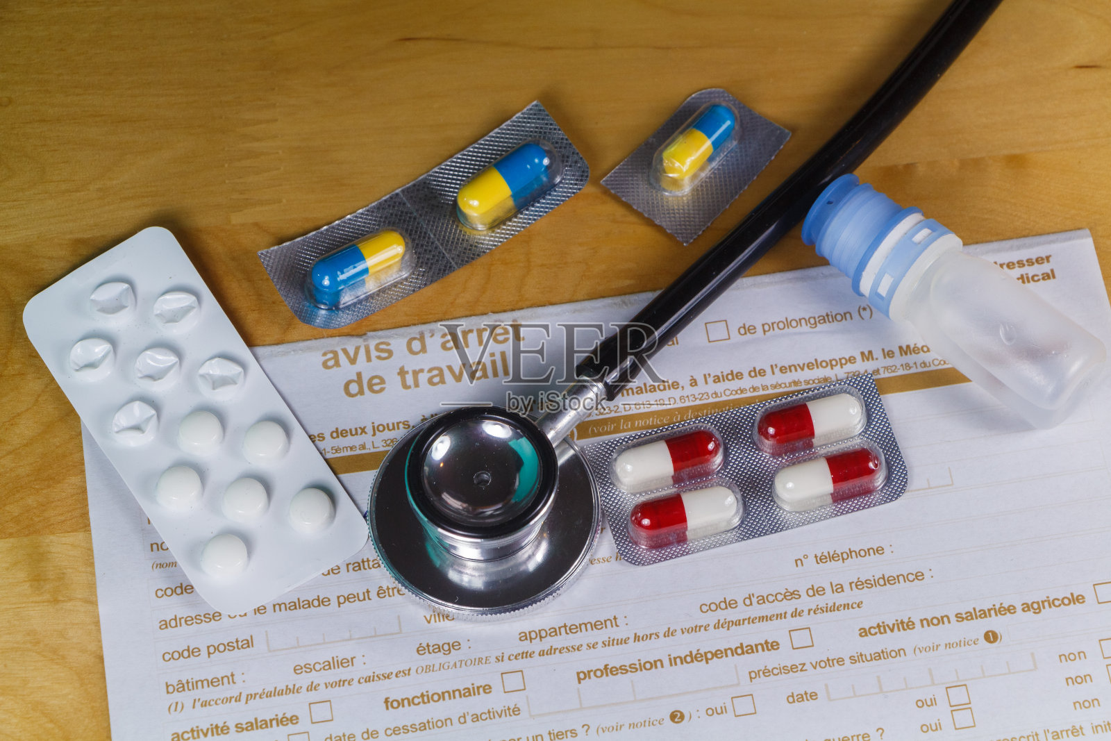 医疗工作停止通知，黑色听诊器和药丸包照片摄影图片