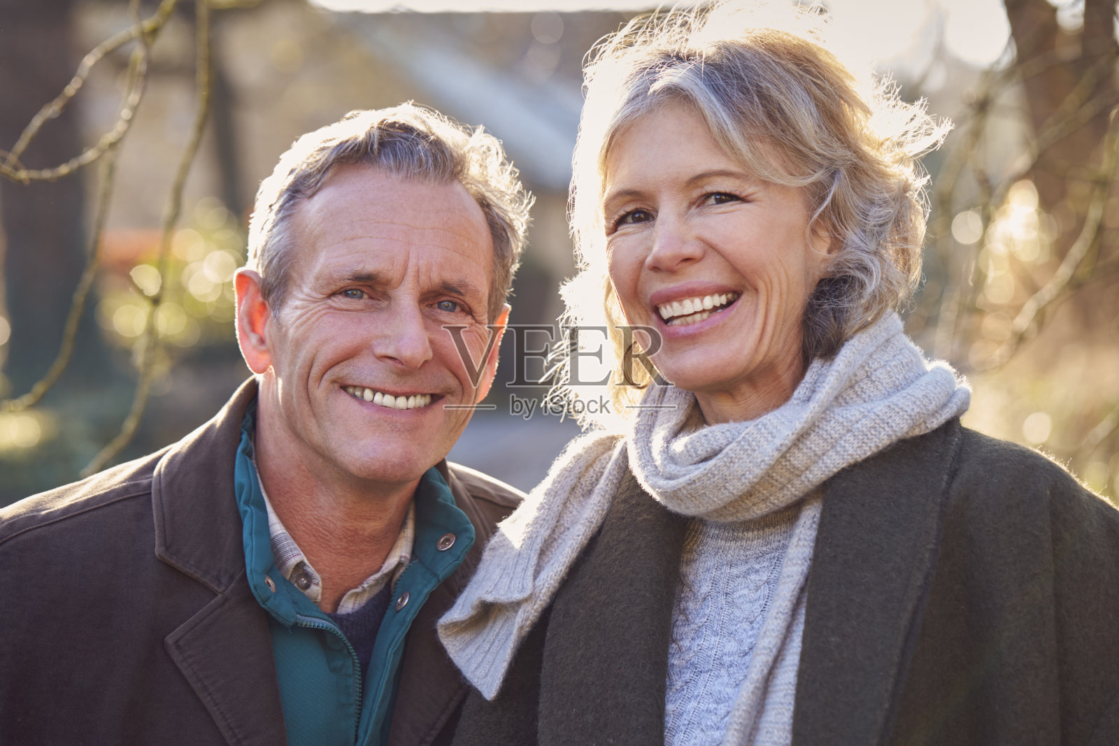 退休老两口一起在乡村冬去春来照片摄影图片