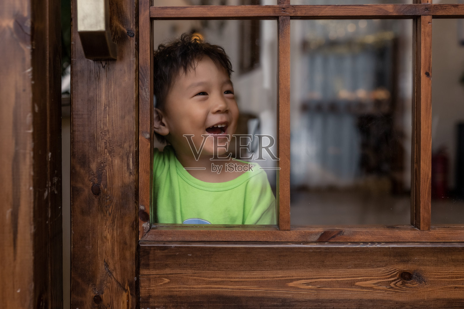 小男孩向门外张望照片摄影图片