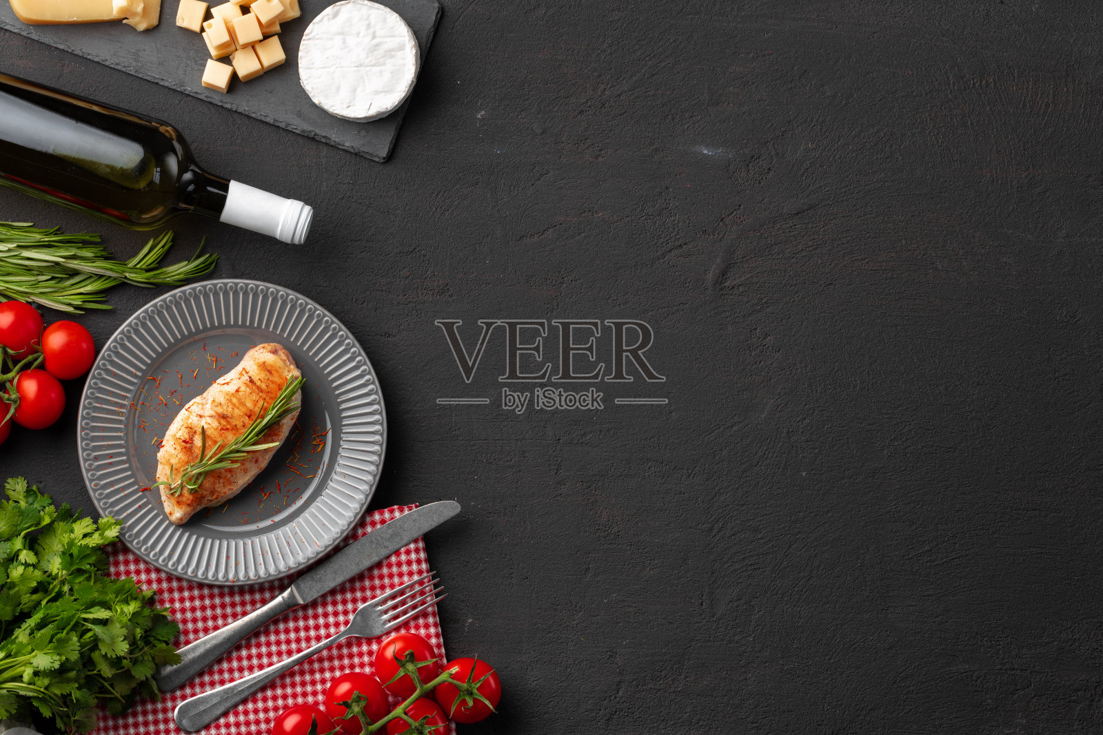 烤鸡胸放在黑色的桌子上照片摄影图片