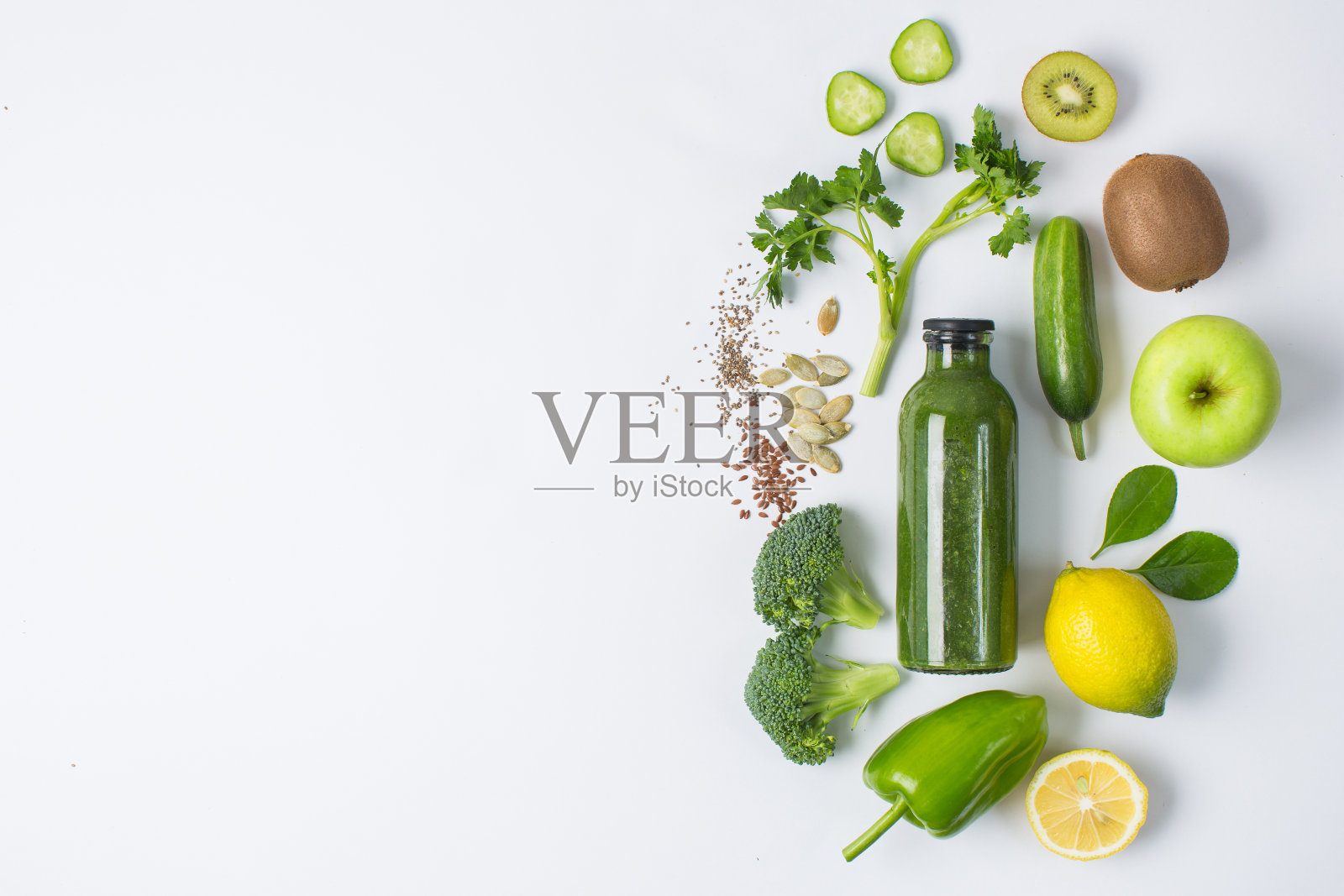 由生的绿色水果、蔬菜、生菜和欧芹制成的排毒鸡尾酒照片摄影图片