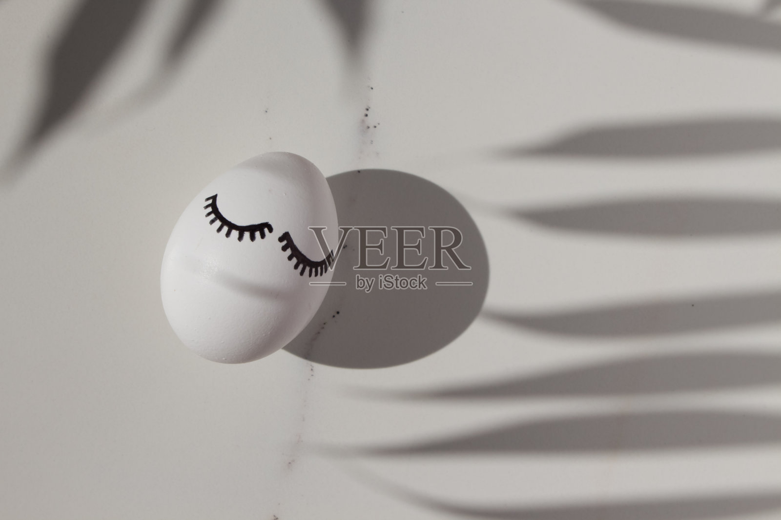 框架复活节装饰彩蛋与眼睛，在白色大理石的背景。最小的复活节的概念。俯视图照片摄影图片