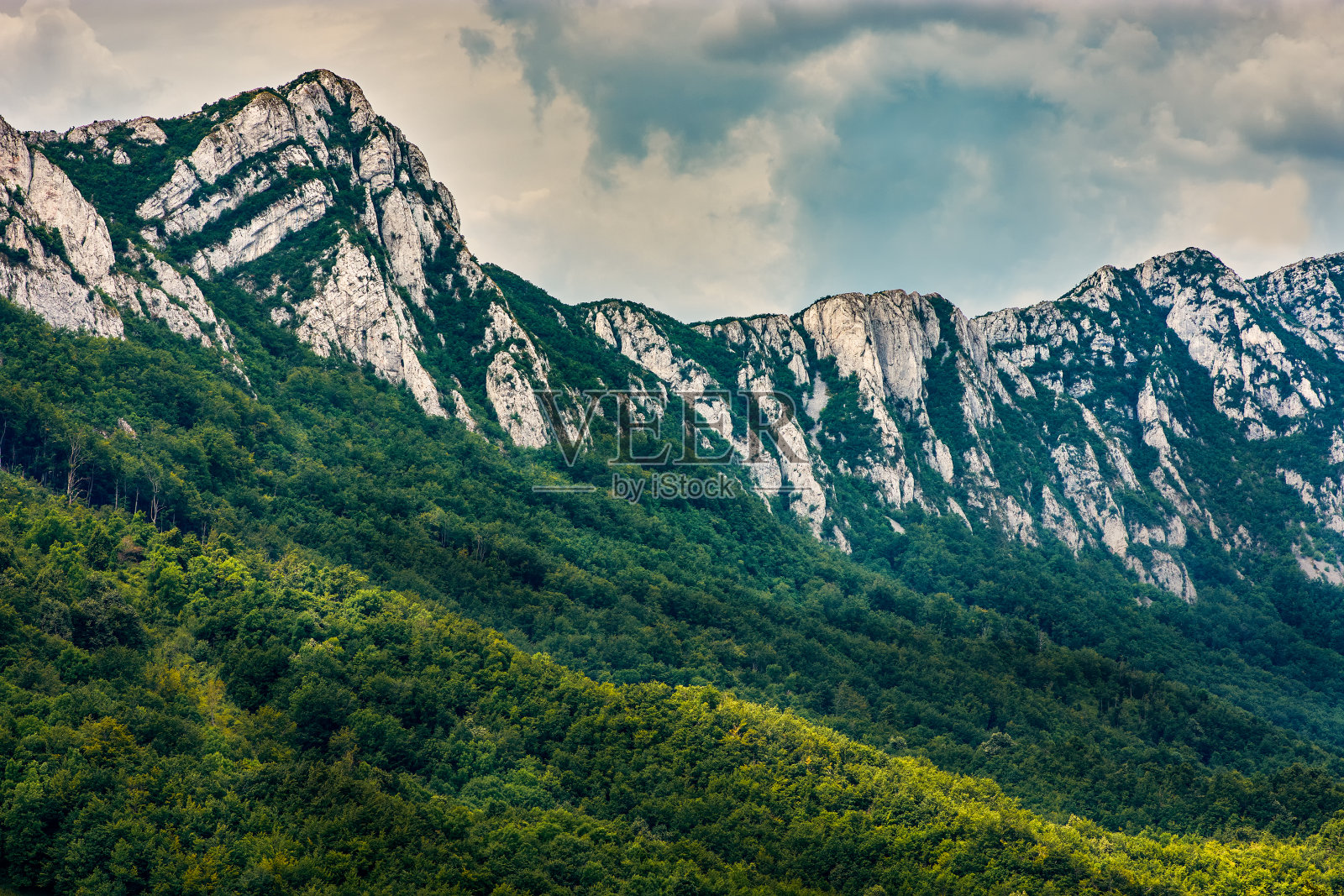 塞尔维亚东部博尔附近的Veliki Krs山的锯齿状山峰照片摄影图片