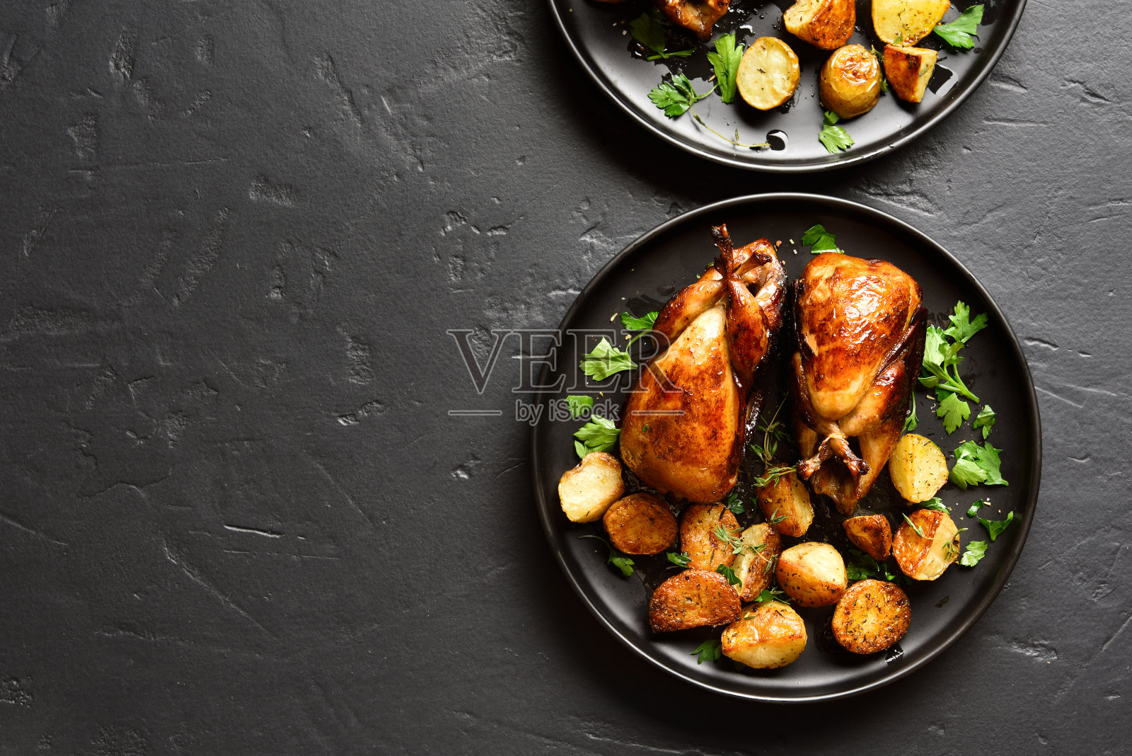 近距离的烤鹌鹑照片摄影图片