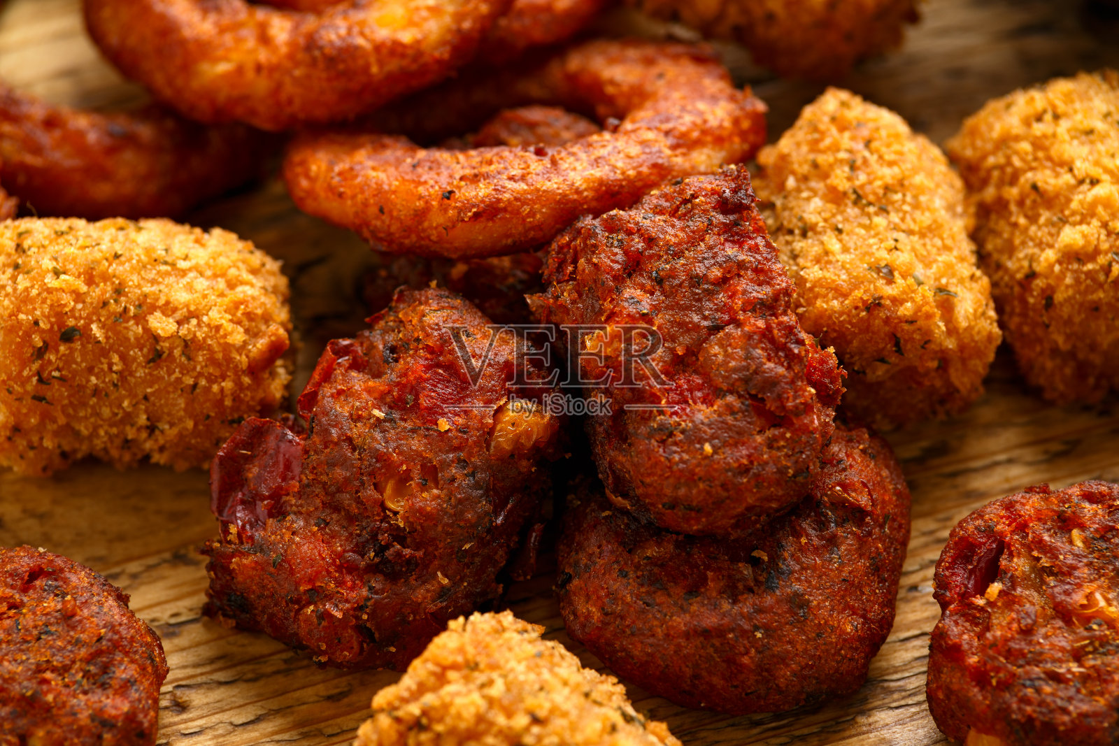 炸布法罗洋葱圈，炸土豆条和甜玉米馅饼配番茄酱和啤酒。派对外卖照片摄影图片