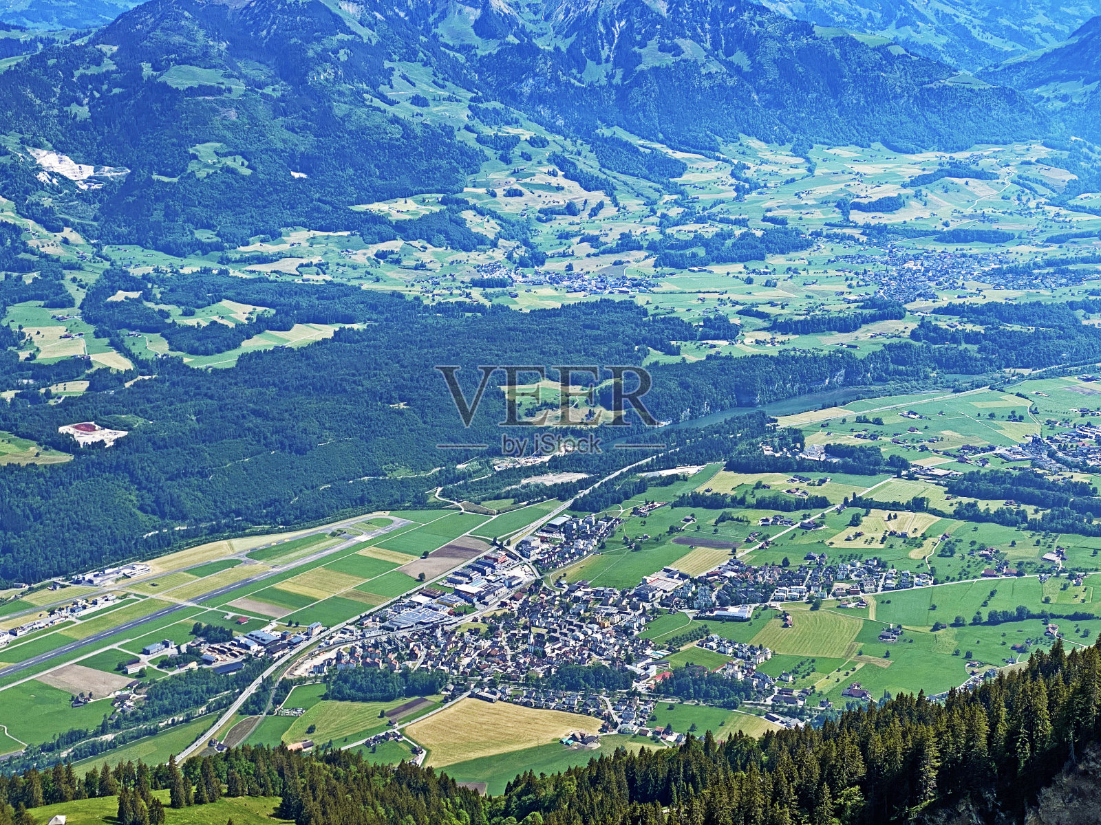 瑞士奥布瓦尔登州(Kanton Obwalden, Schweiz)的皮拉图斯山脉(Pilatus massif)上，可以看到居住在阿尔普纳奇湖(Alpnachersee)和萨纳湖(Sarnersee)之间的肥沃山谷。照片摄影图片