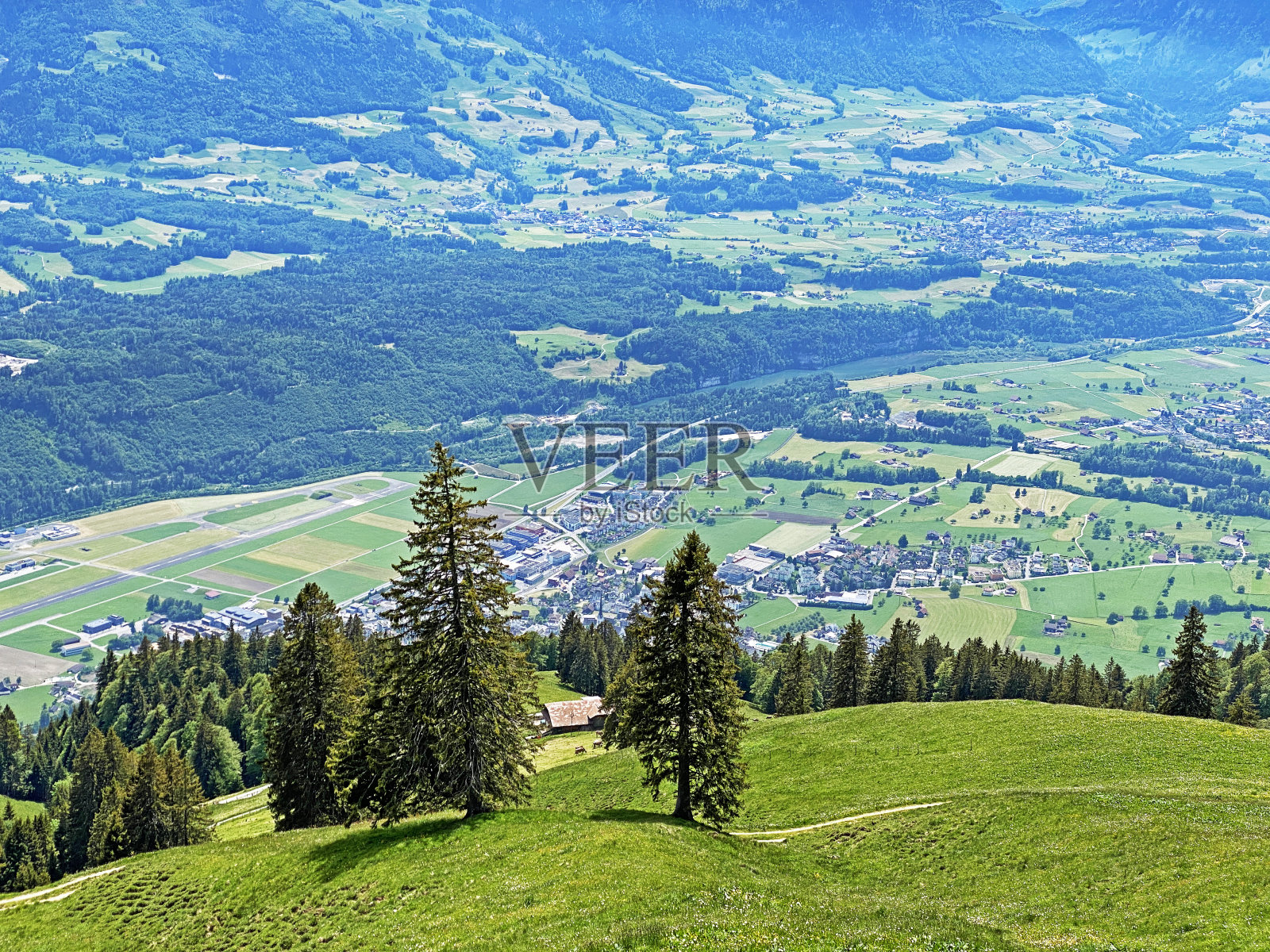 瑞士奥布瓦尔登州(Kanton Obwalden, Schweiz)的皮拉图斯山脉(Pilatus massif)上，可以看到居住在阿尔普纳奇湖(Alpnachersee)和萨纳湖(Sarnersee)之间的肥沃山谷。照片摄影图片