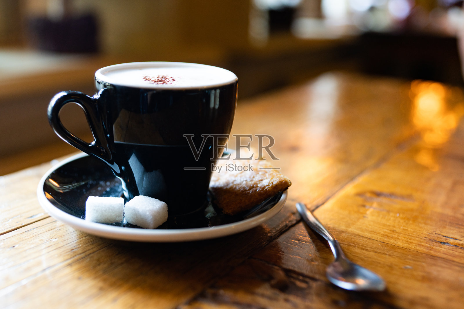 黑杯碟卡布奇诺照片摄影图片