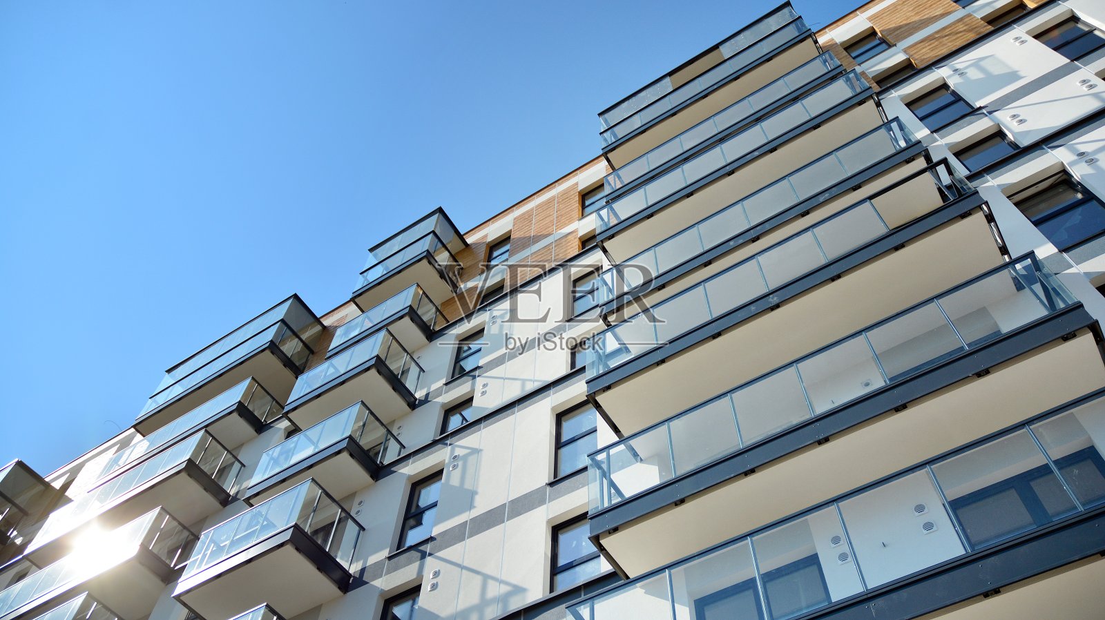 现代公寓楼的建筑细节。照片摄影图片