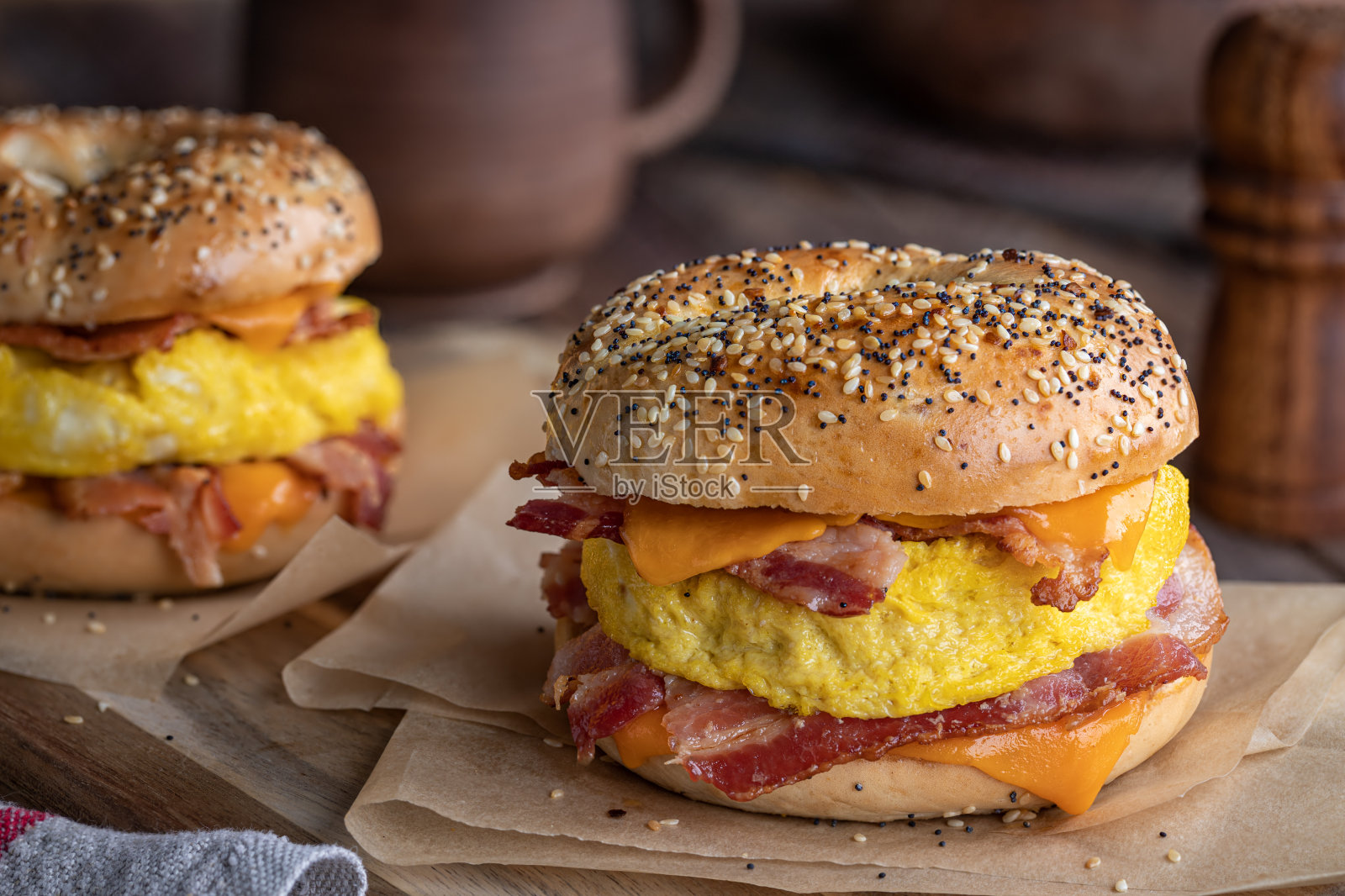 百吉饼早餐三明治鸡蛋，培根和奶酪照片摄影图片
