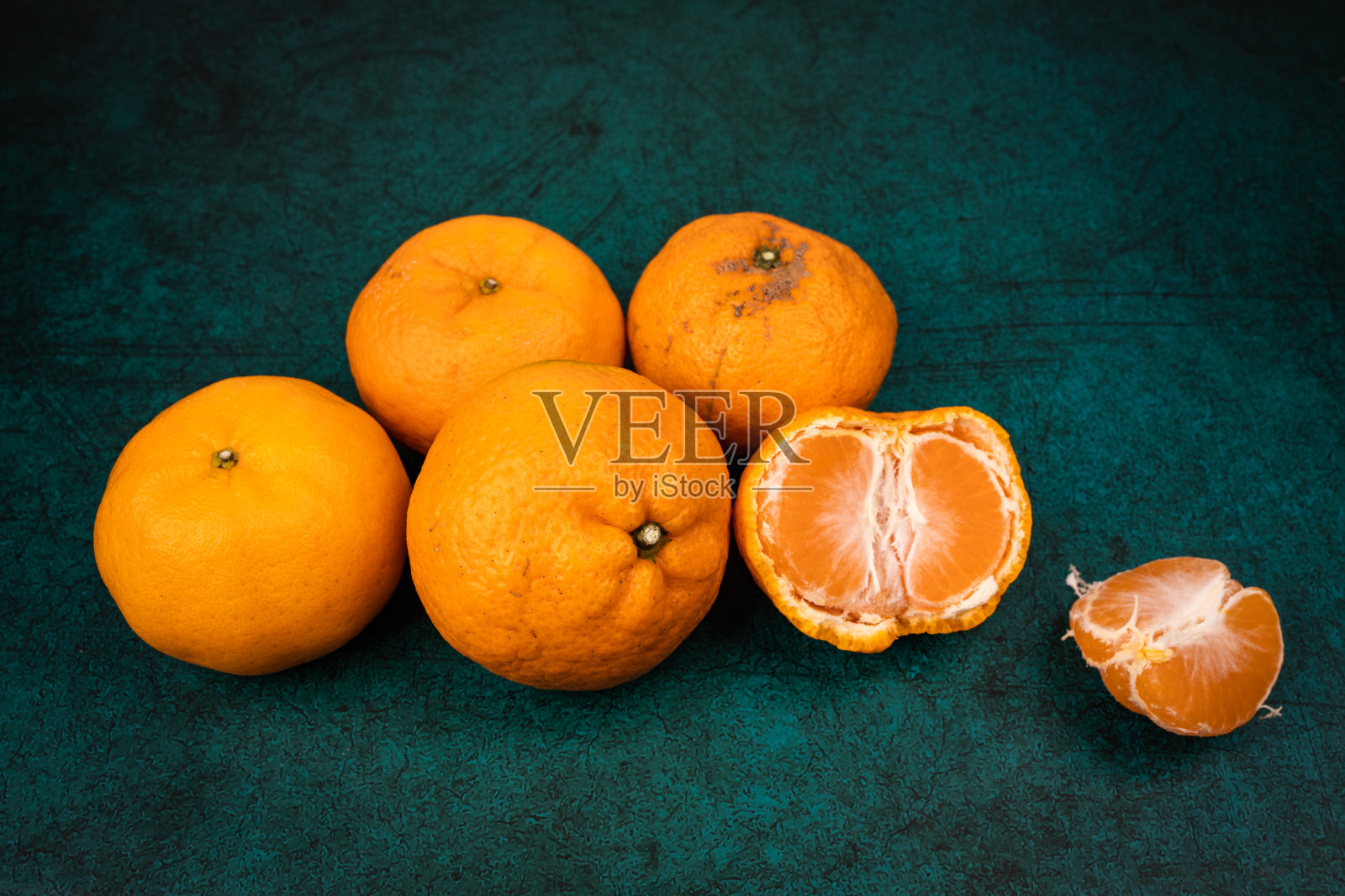 蓝色背景上的新鲜橙子照片摄影图片