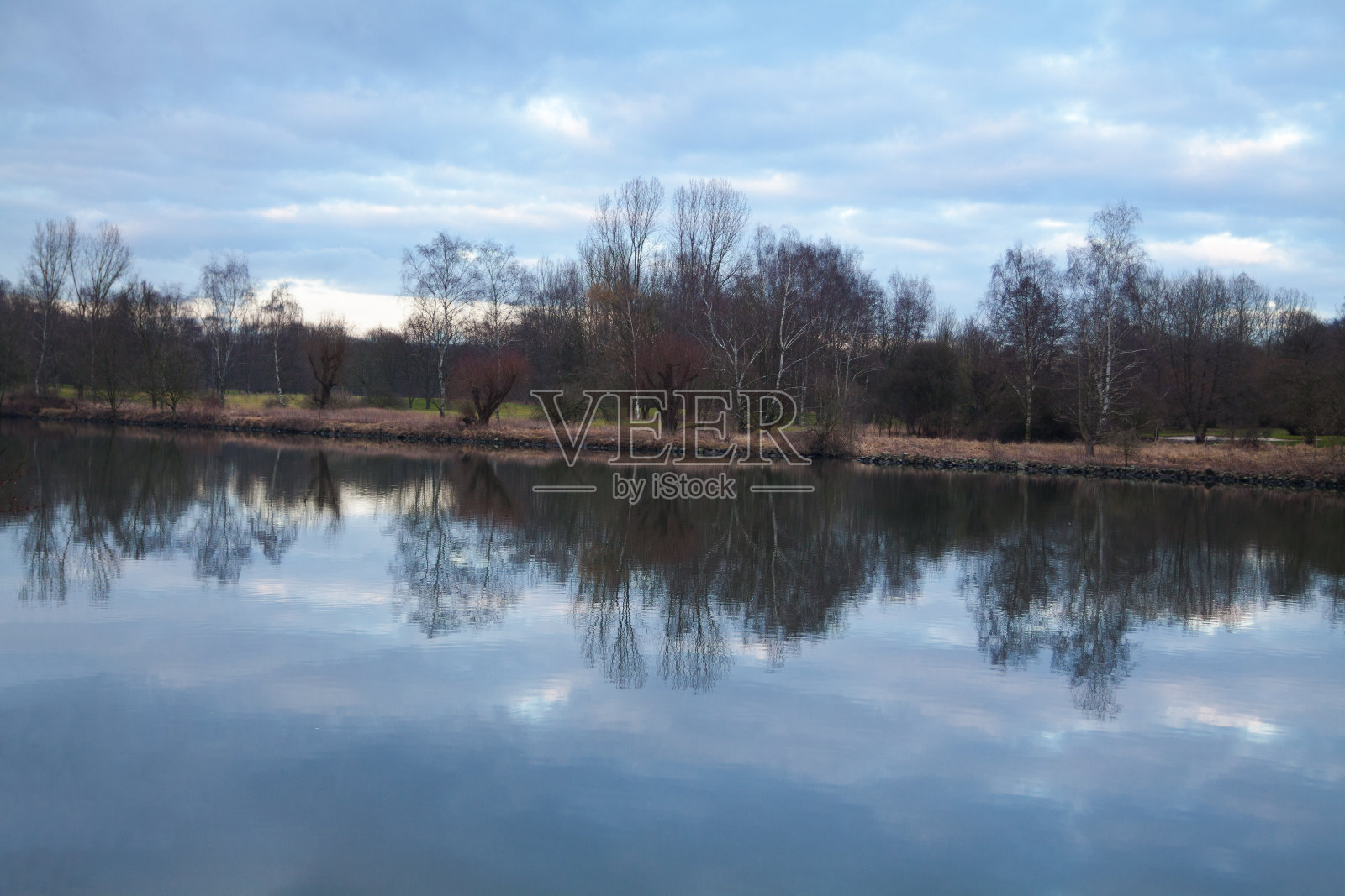 冬季在埃森克特维格鲁尔河田园般的阴天景色照片摄影图片
