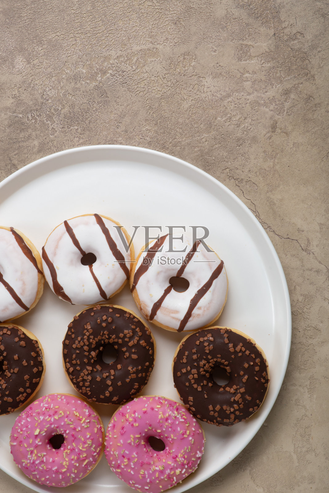 色彩丰富的甜甜圈在乡村纹理的背景照片摄影图片