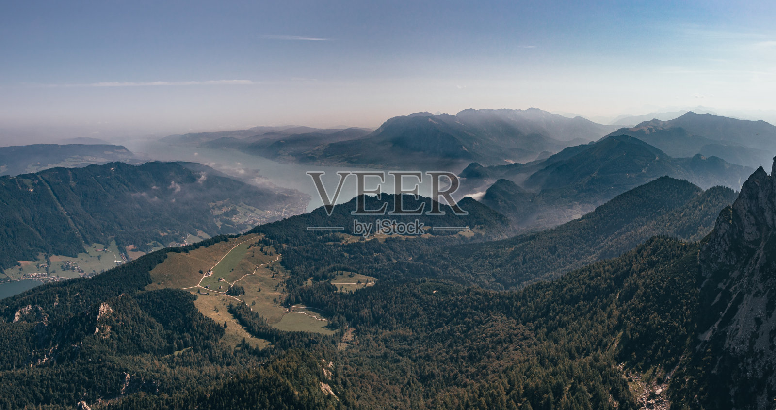 从沙夫贝格山到阿特西湖及其邻近的山脉，壮观的景色。一个旅游胜地。湖是奥地利上奥地利州萨尔茨卡默古特地区最大的湖照片摄影图片