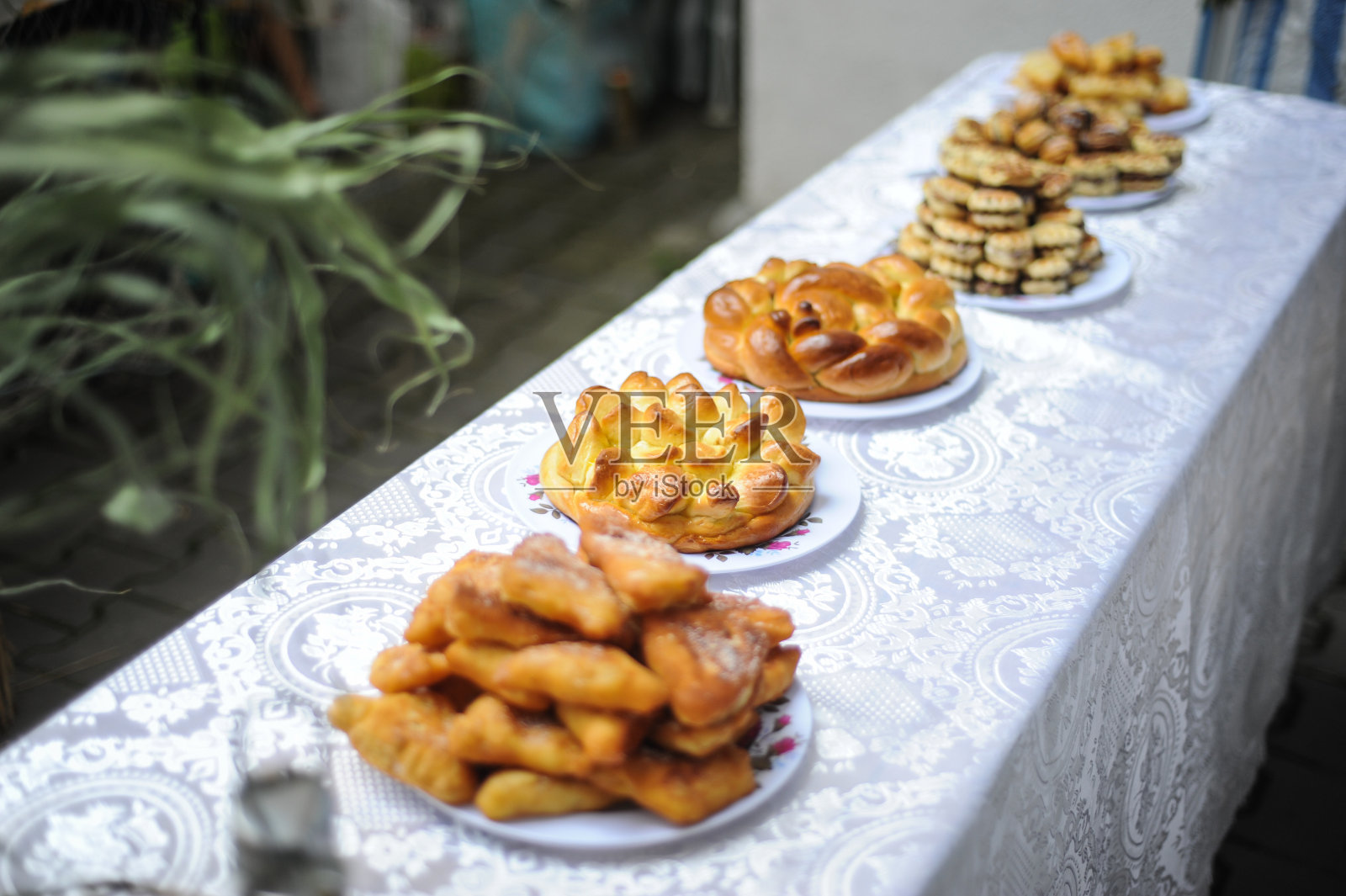 浅景深(选择性聚焦)图像与传统的罗马尼亚糕点在桌子上。照片摄影图片