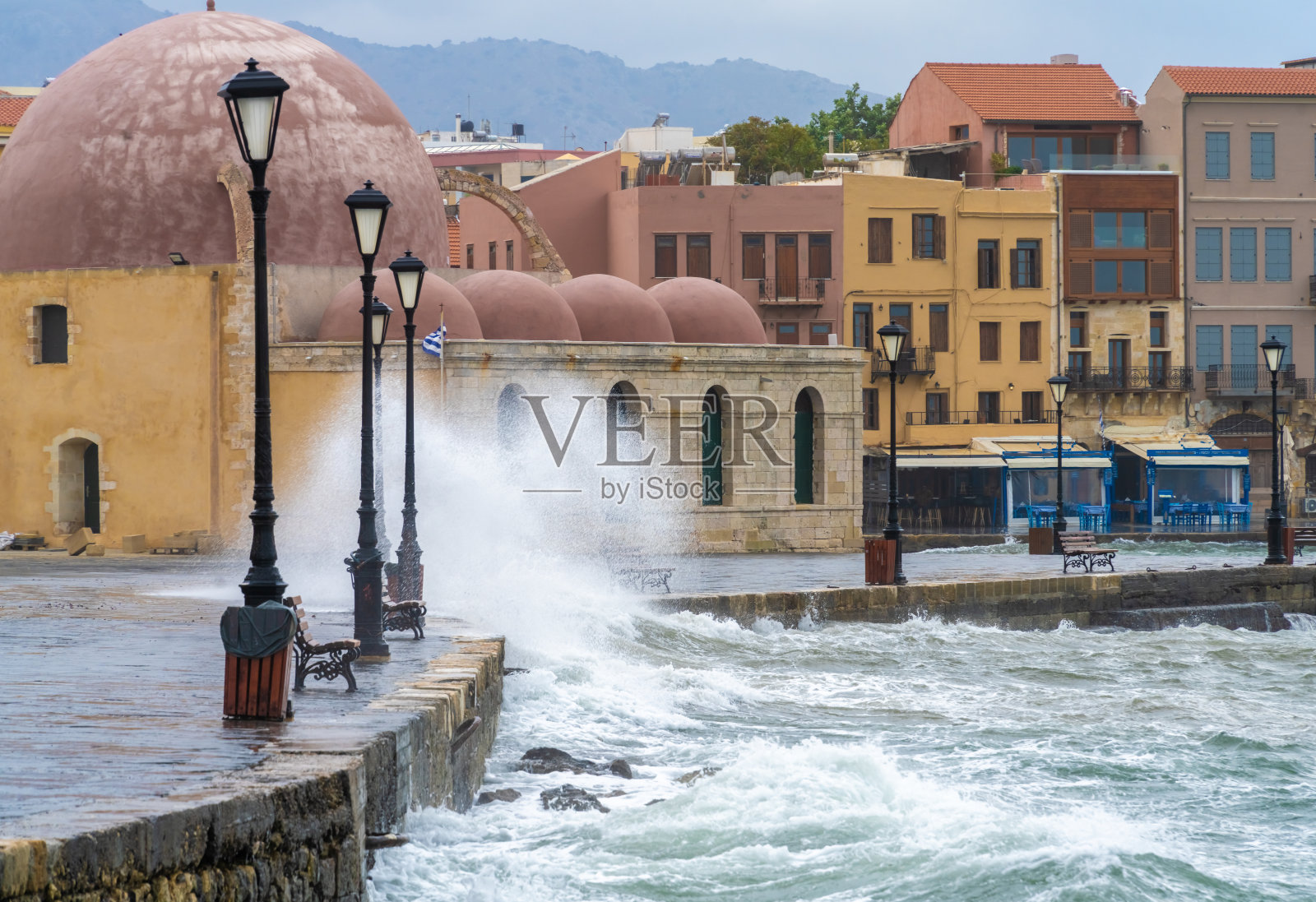 风暴淹没了希腊克里特岛第二大城市查尼亚的海滨街道照片摄影图片