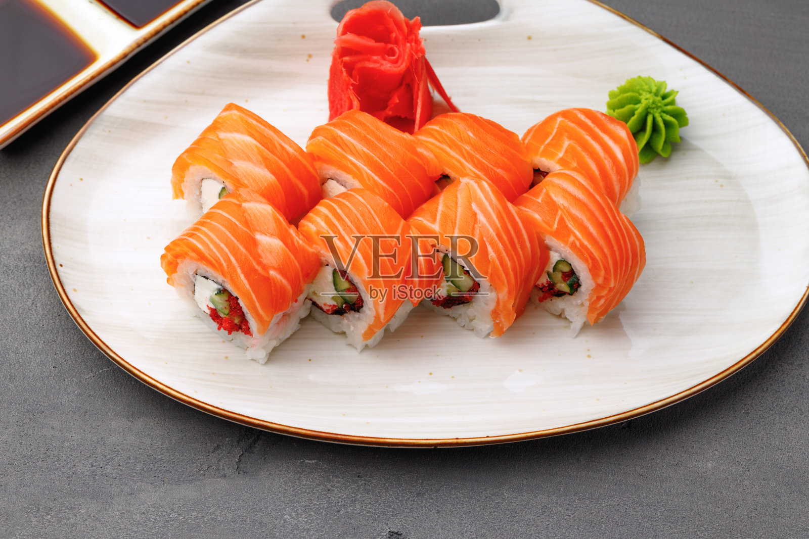 费城寿司卷的盘子接近照片摄影图片