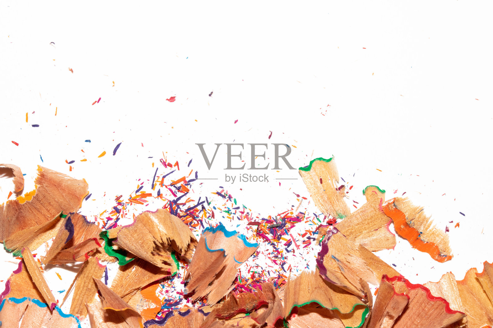 彩色铅笔刨花在白色的背景照片摄影图片