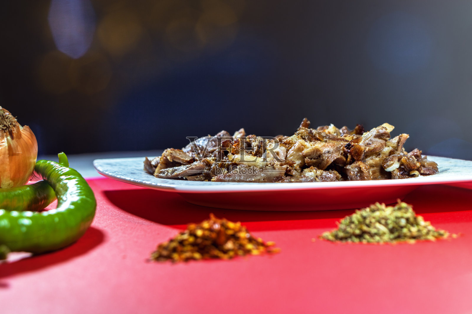 瓷盘上的肉饼照片摄影图片