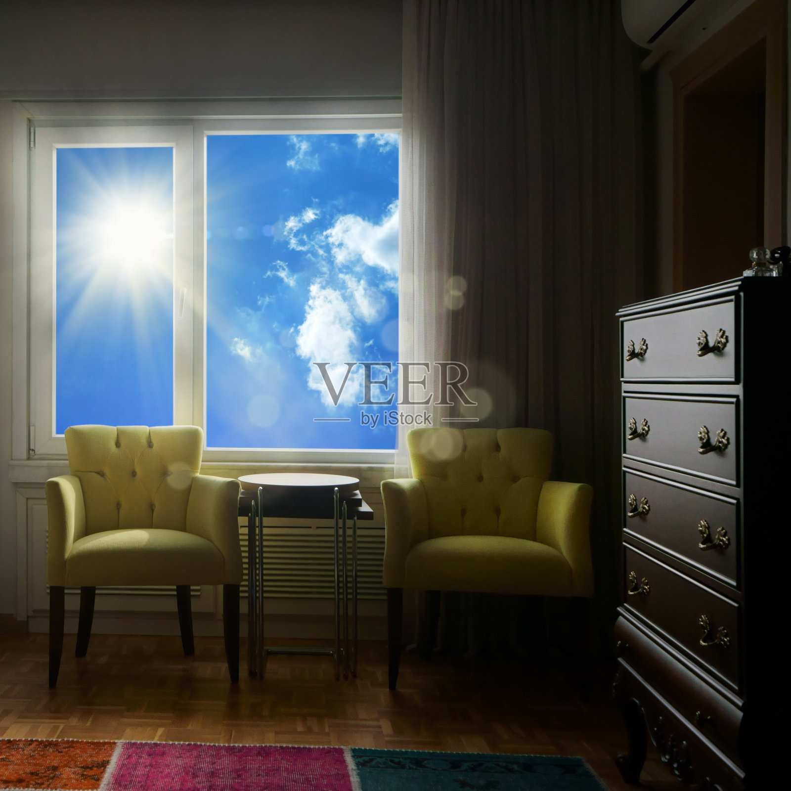 客厅的窗户上是晴朗的蓝天照片摄影图片