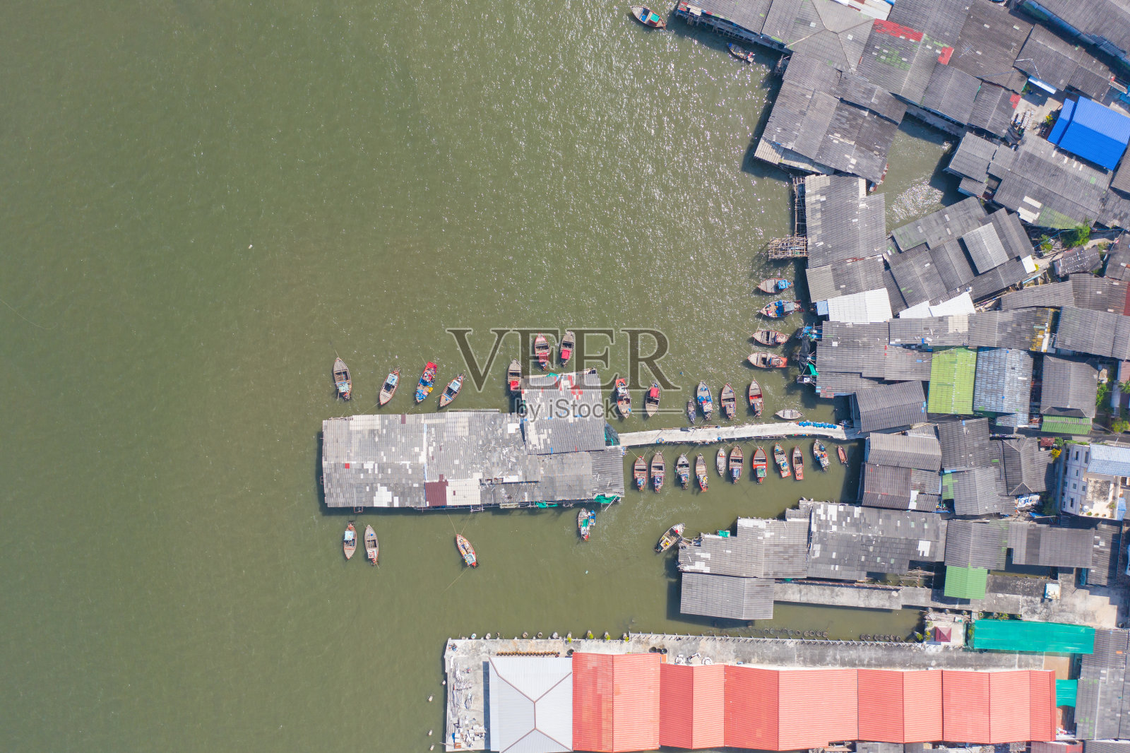 鸟瞰图的昂西拉在Sri Racha区与海，春武里天际线，泰国。亚洲的城市。建筑景观背景。照片摄影图片