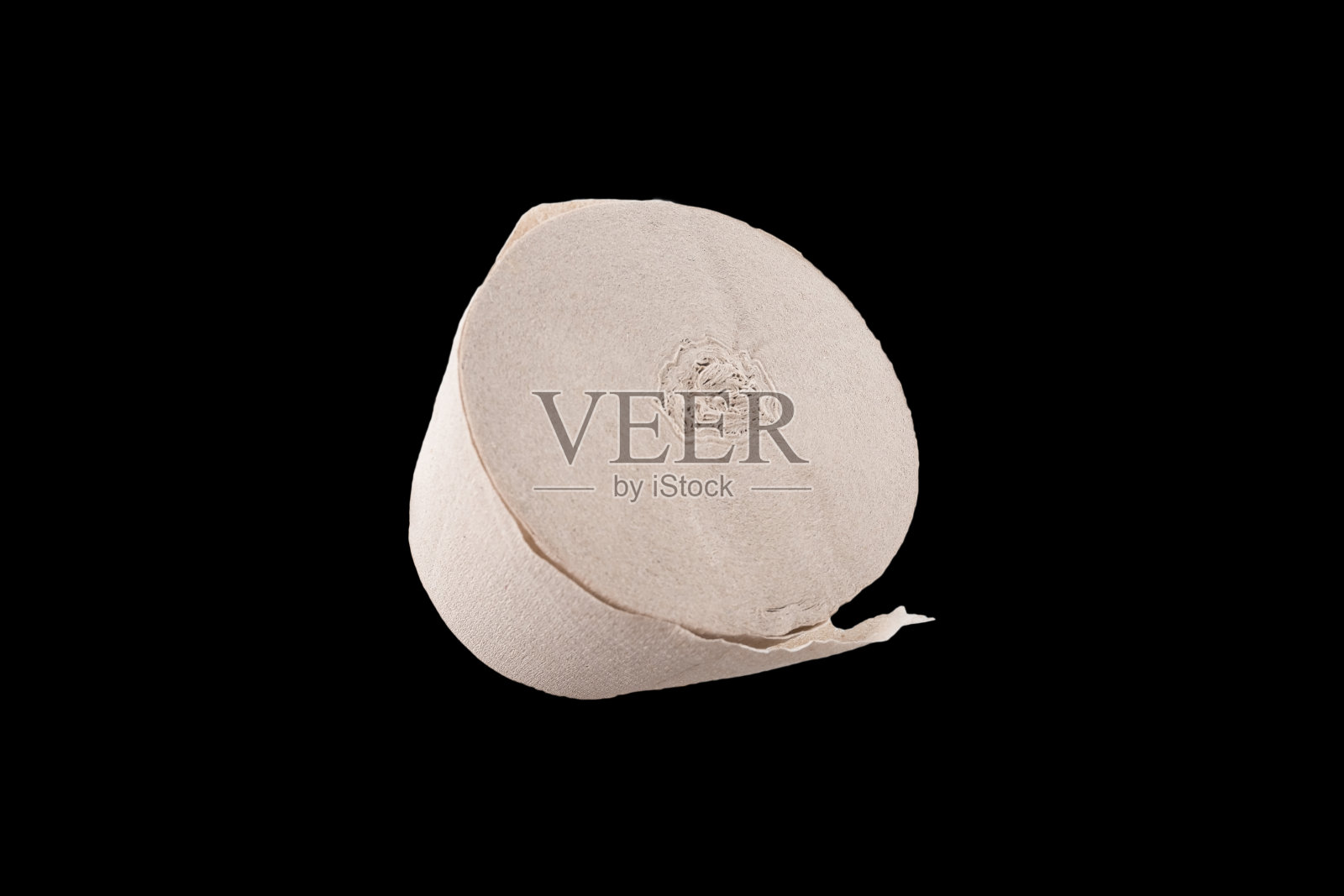 一卷卫生纸孤立在黑色背景上。照片摄影图片