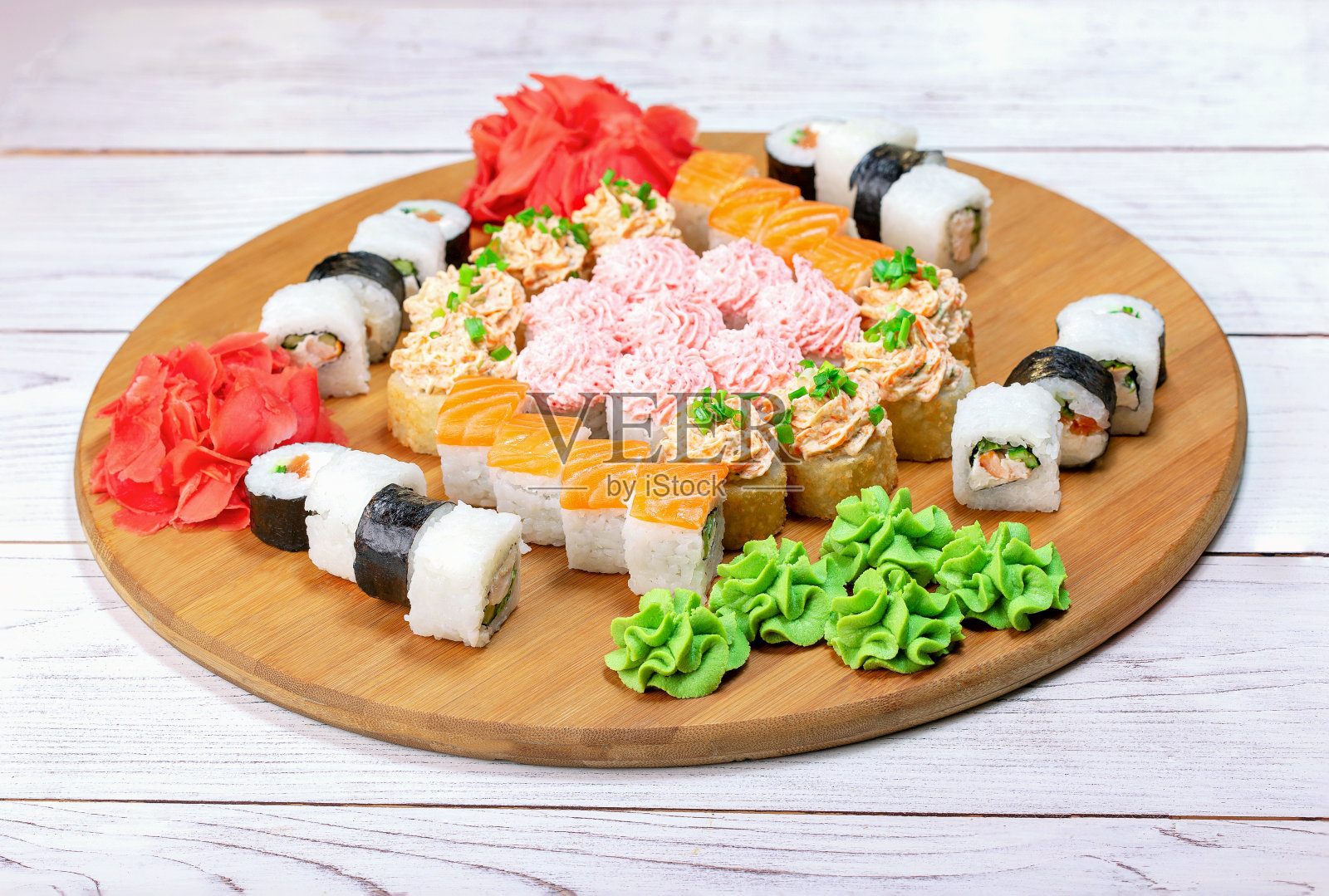 美味的寿司放在木板上。照片摄影图片