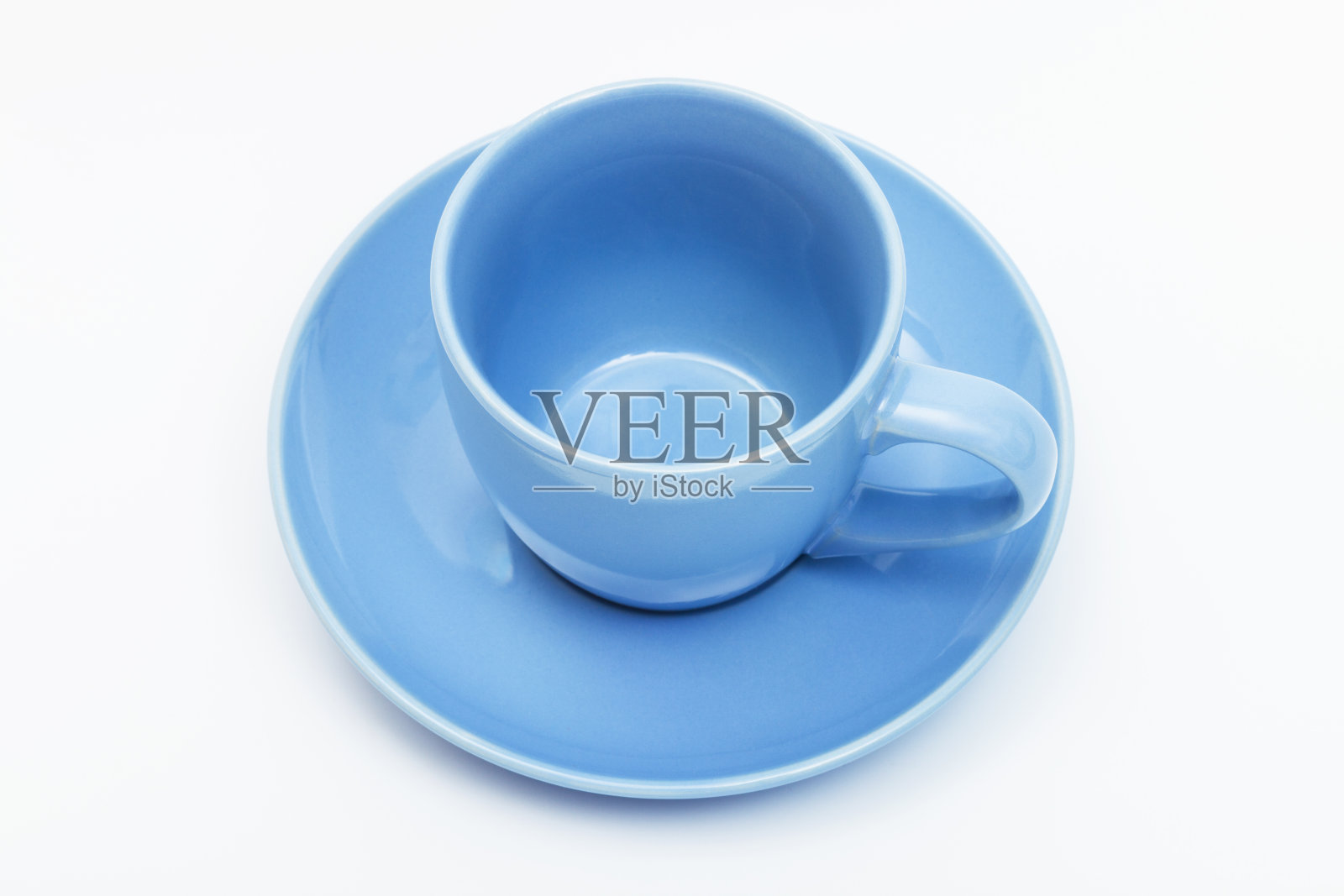 白色背景上的蓝色咖啡杯碟照片摄影图片