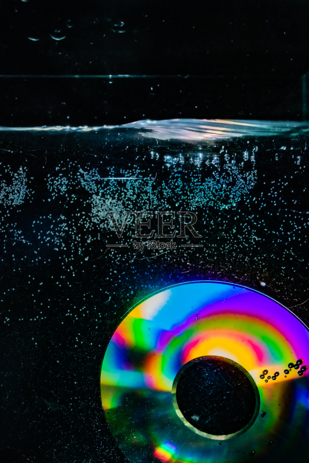 光盘在水中的光照片摄影图片