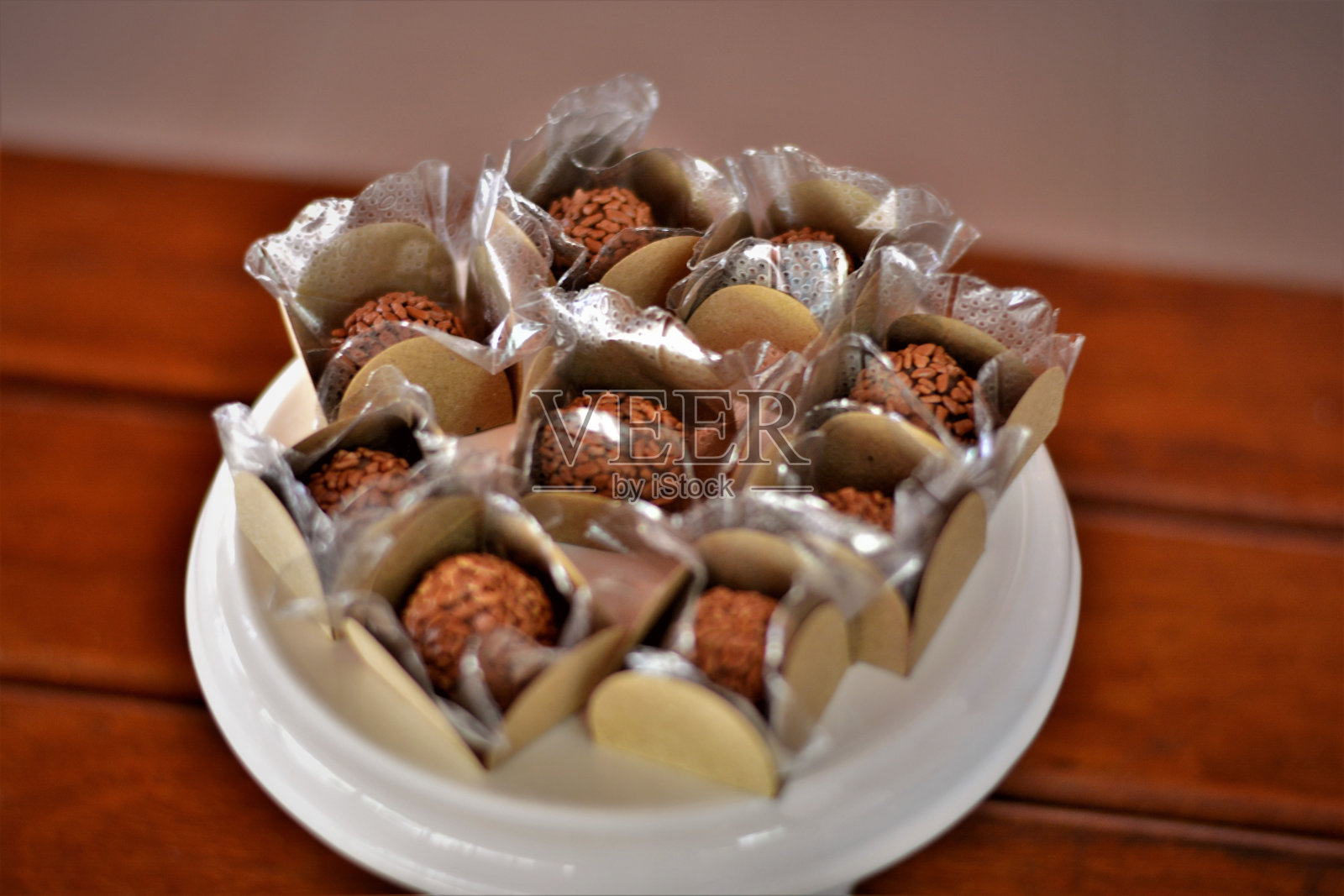 一盘旅装饰桌照片摄影图片