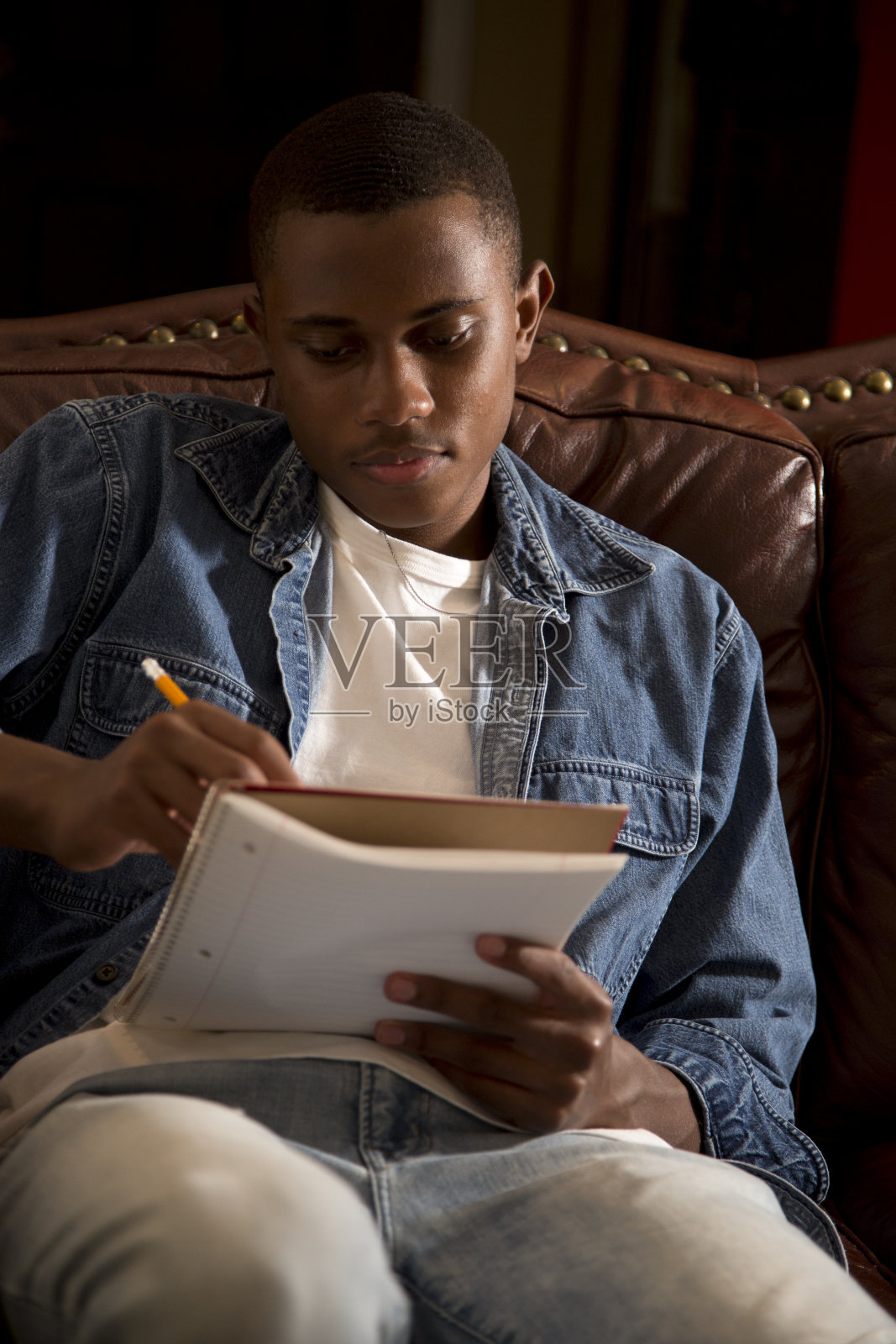 年轻的非裔美国人正在学习。照片摄影图片