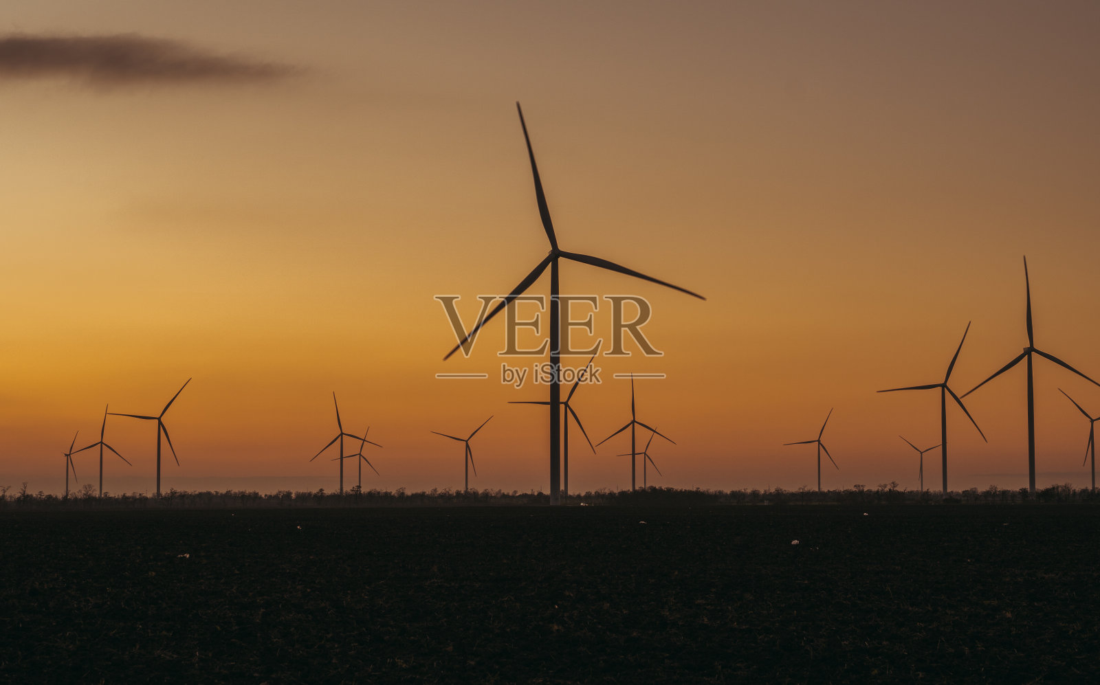 风车。有风车的田地。照片摄影图片