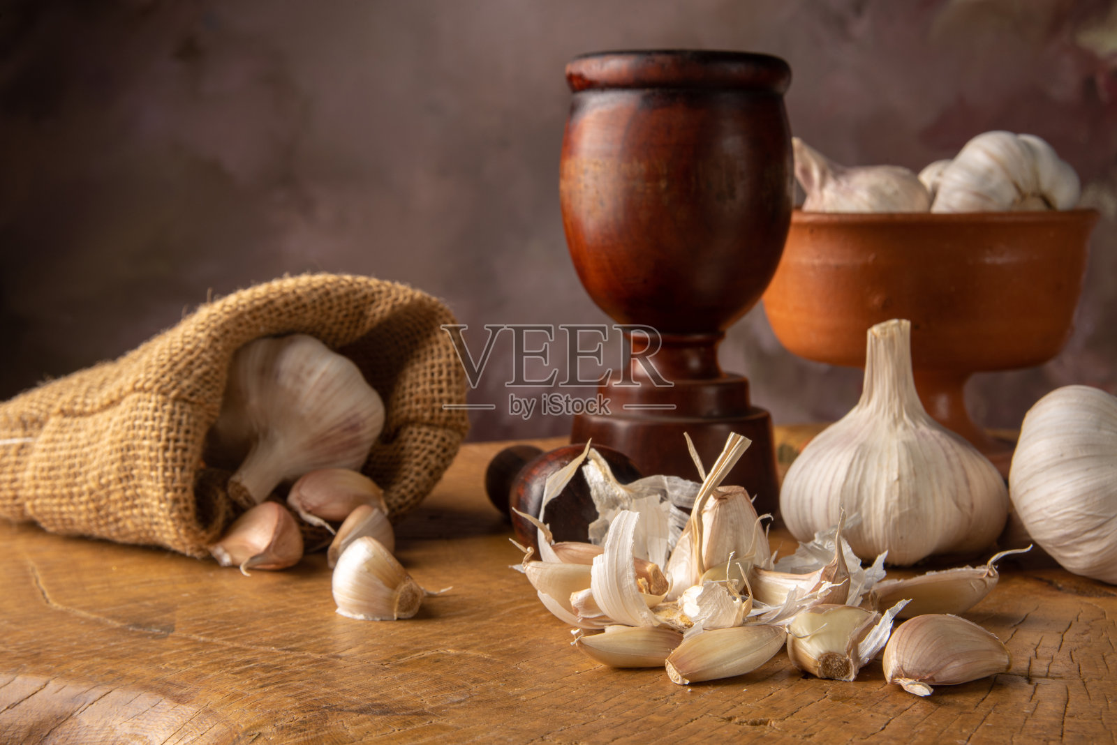 大蒜，用大蒜头和配件排列在质朴的木质表面上，抽象的背景，低调的形象，选择性的焦点。照片摄影图片