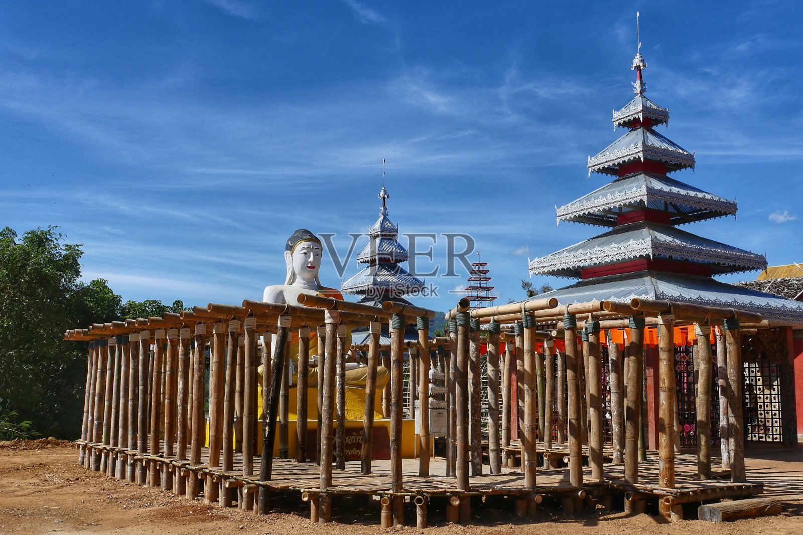 泰国佛像在日本的环境。照片摄影图片