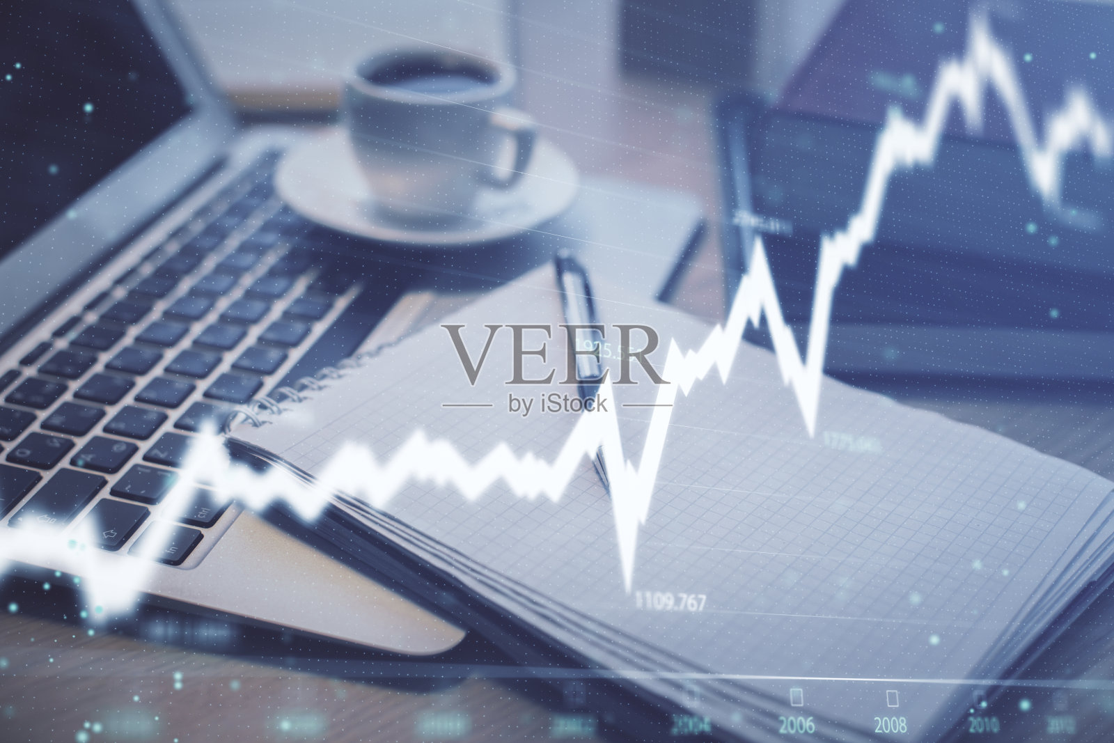 双重曝光的外汇图表绘图和桌面与咖啡和项目在桌子的背景。金融市场交易的概念照片摄影图片