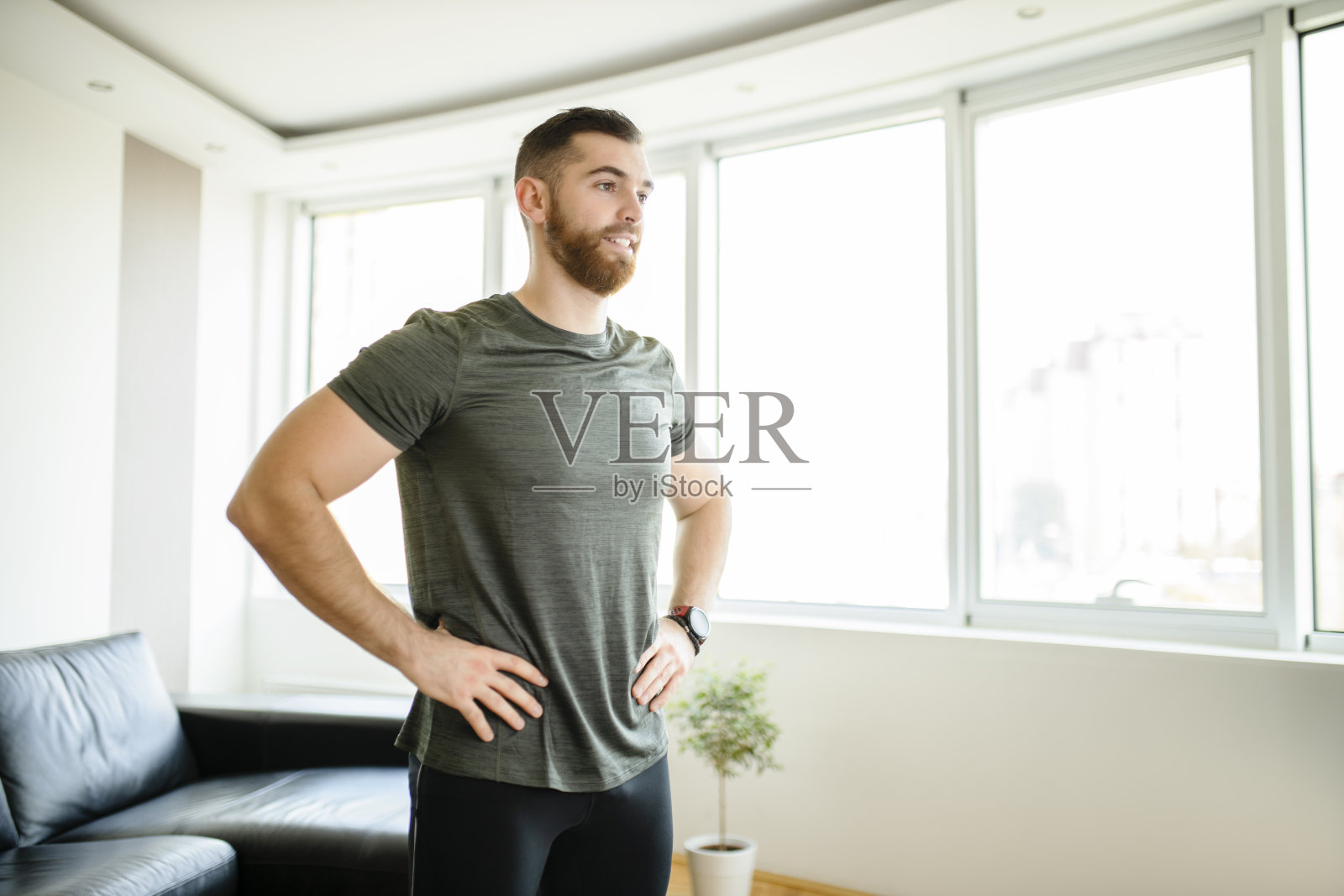 年轻男子拉伸前，强化训练在家照片摄影图片