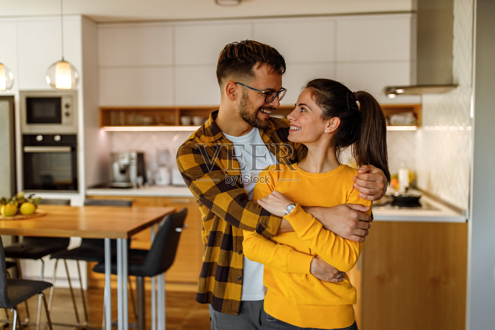 年轻的女性和男性在恋爱。照片摄影图片