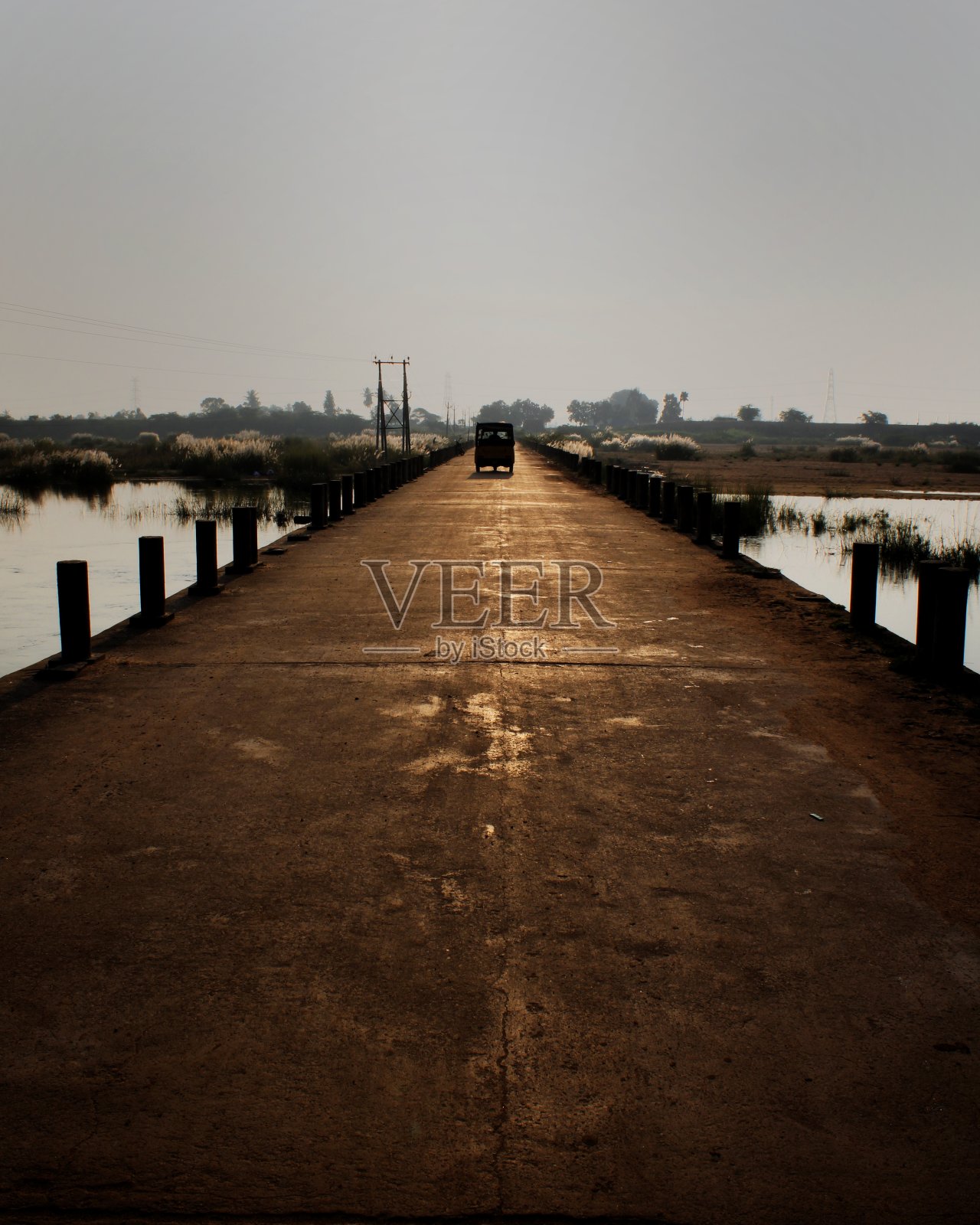 清晨在桥上照片摄影图片