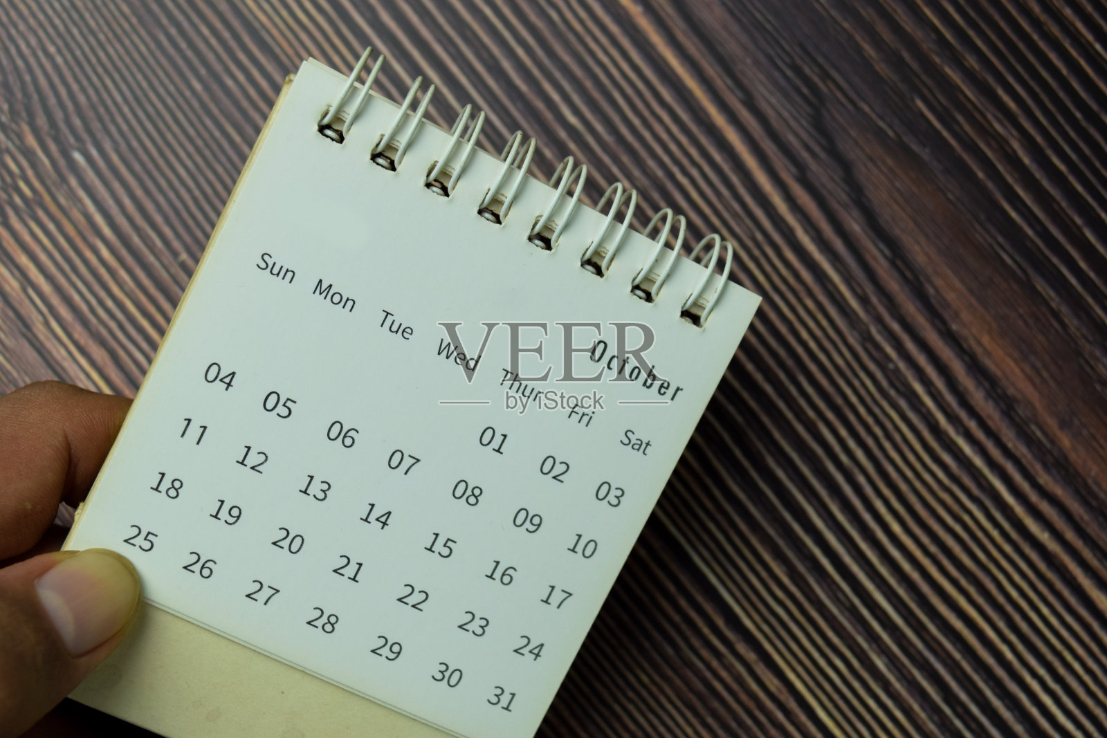 10月就月，月历孤立在桌上照片摄影图片