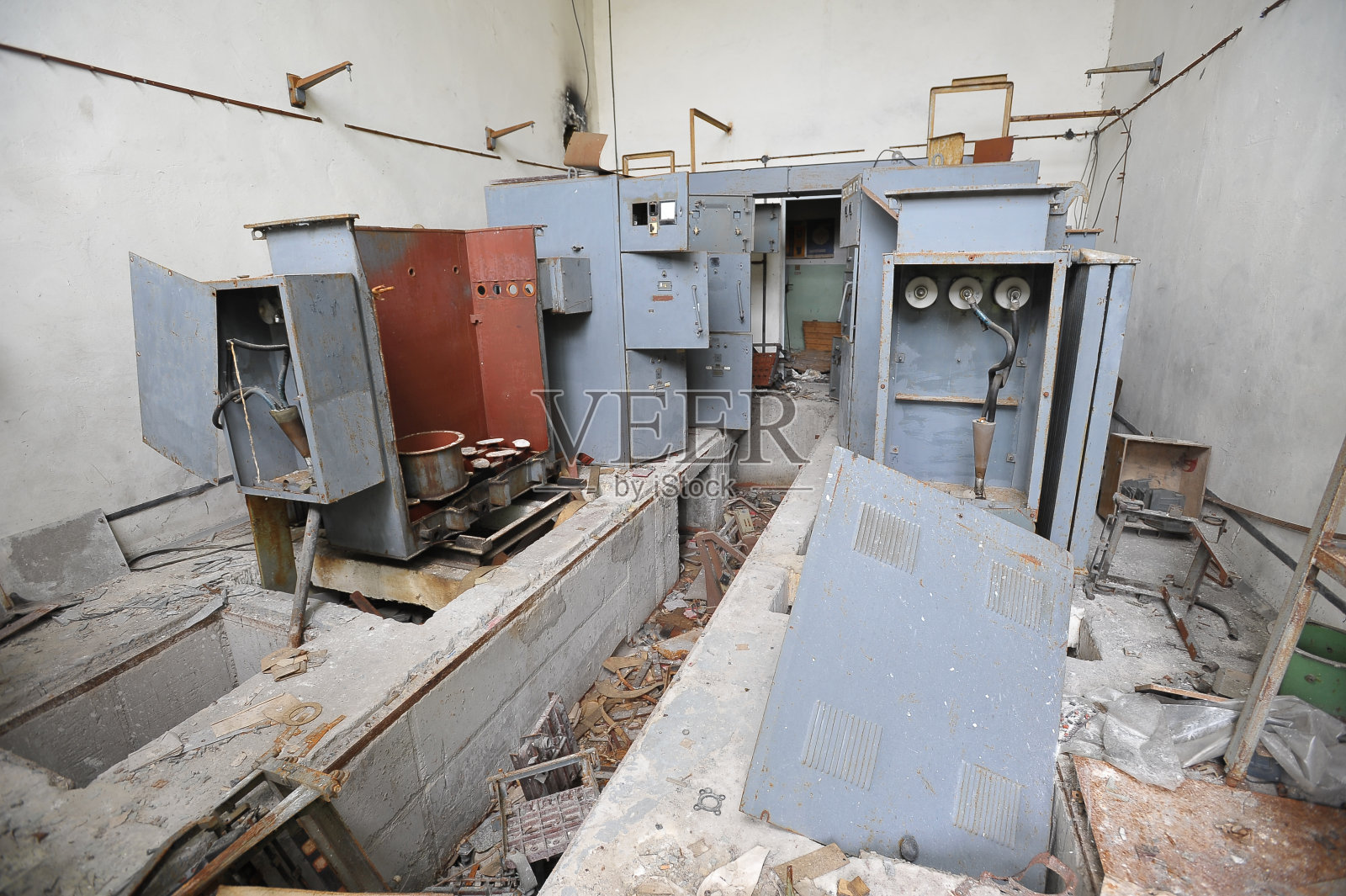 切尔诺贝利地区朱庇特废弃工厂里生锈的旧机器照片摄影图片