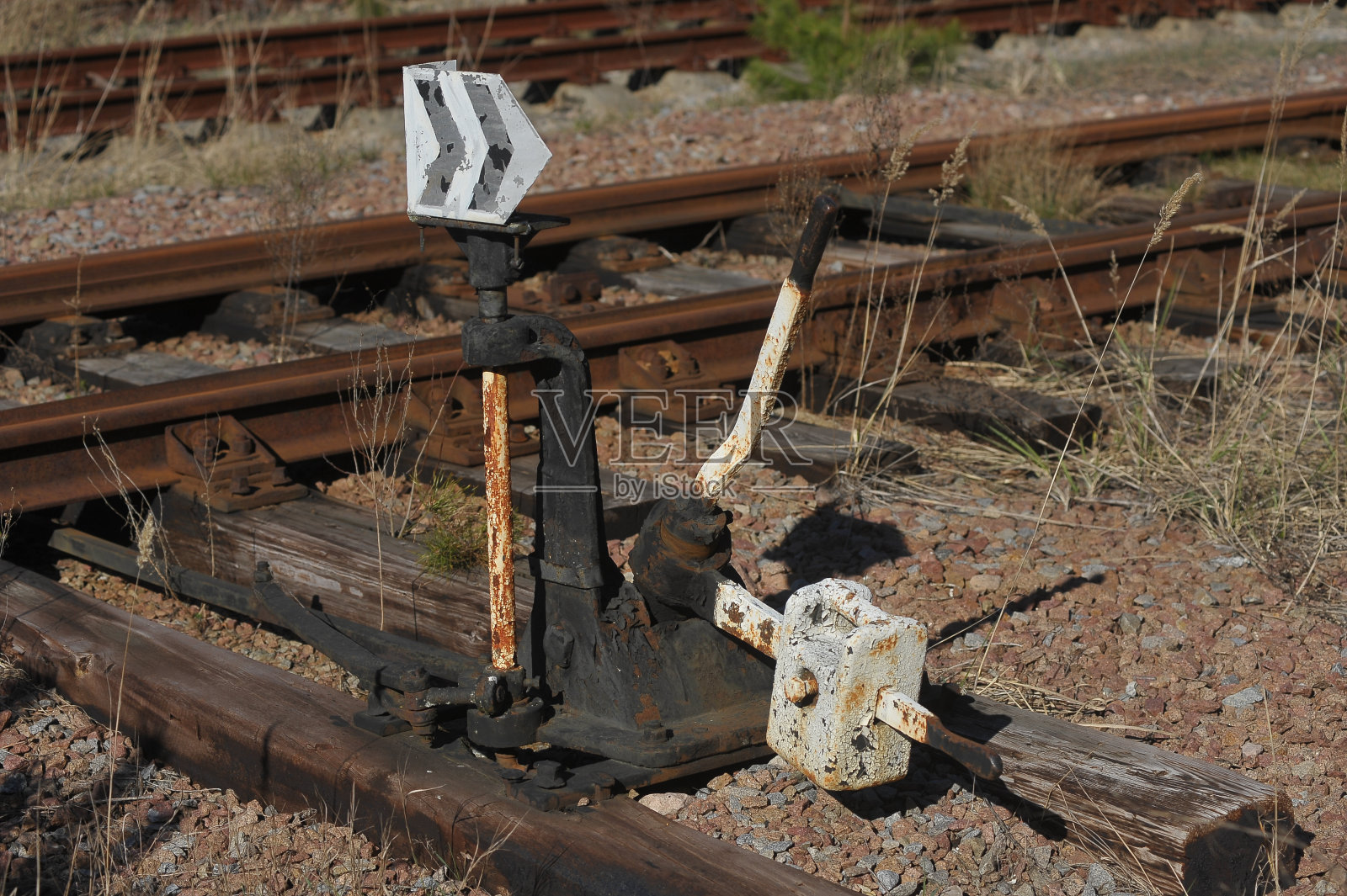 废弃的亚诺夫车站上生锈的旧铁路，靠近普里皮亚季照片摄影图片