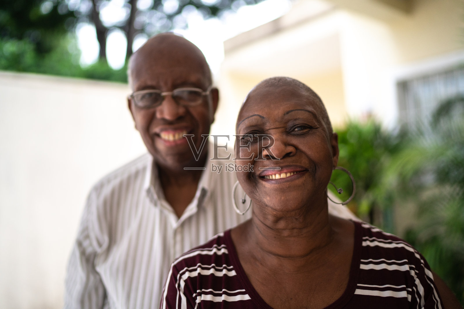 家中年长夫妇肖像照片摄影图片