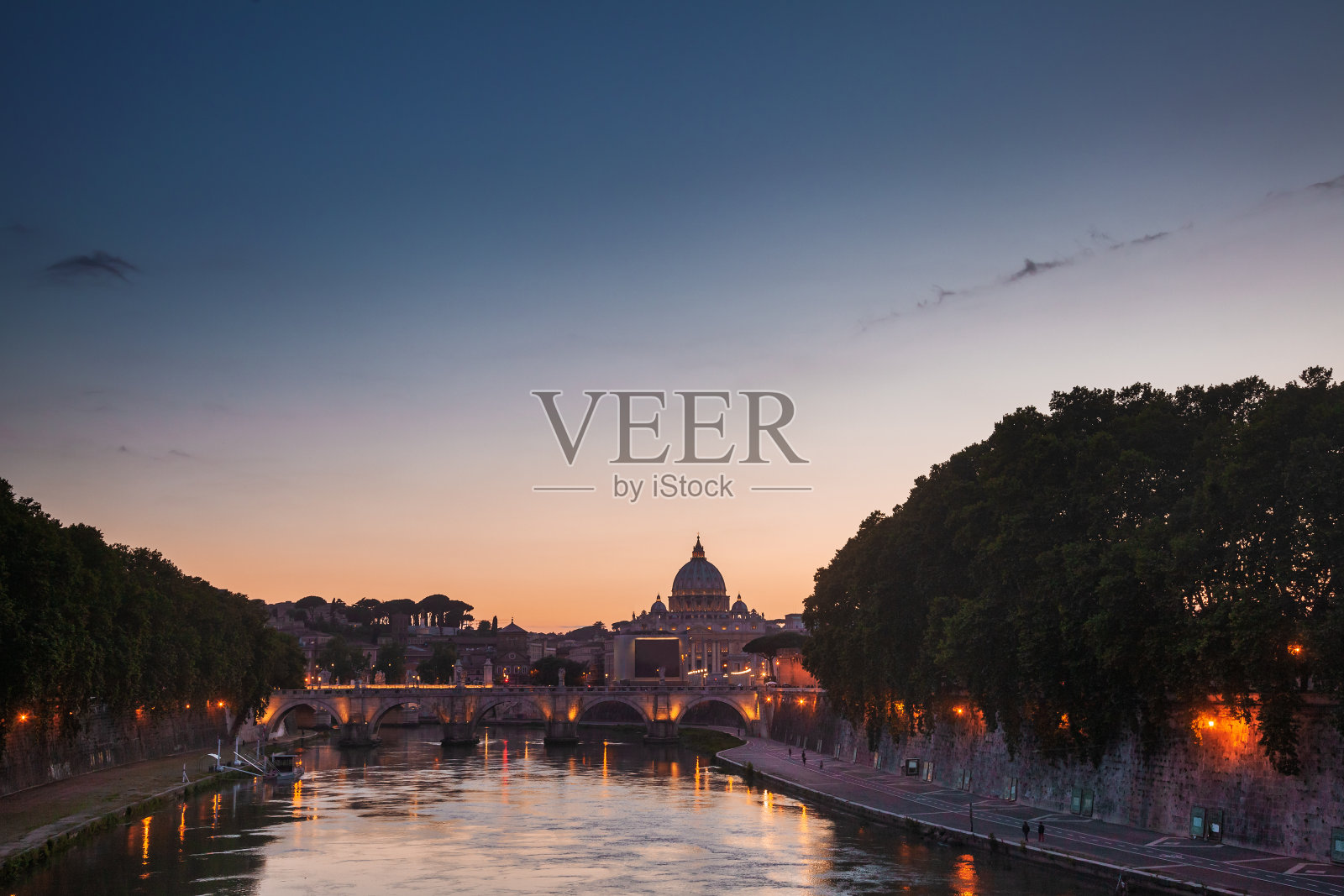 意大利罗马梵蒂冈的台伯堤、圣安杰洛桥和圣彼得大教堂照片摄影图片