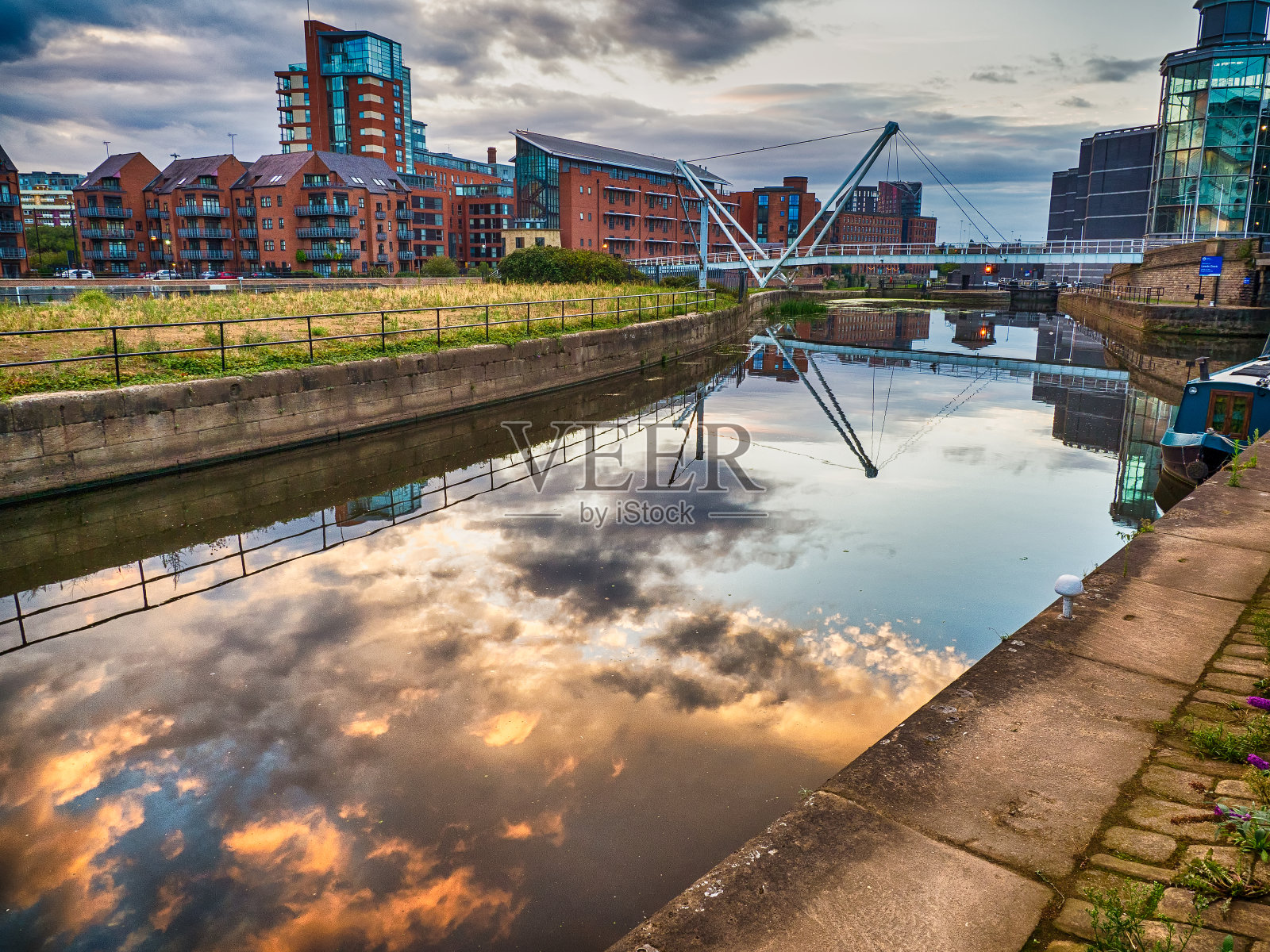 英国西约克郡利兹的运河上倒映着七彩的日出照片摄影图片