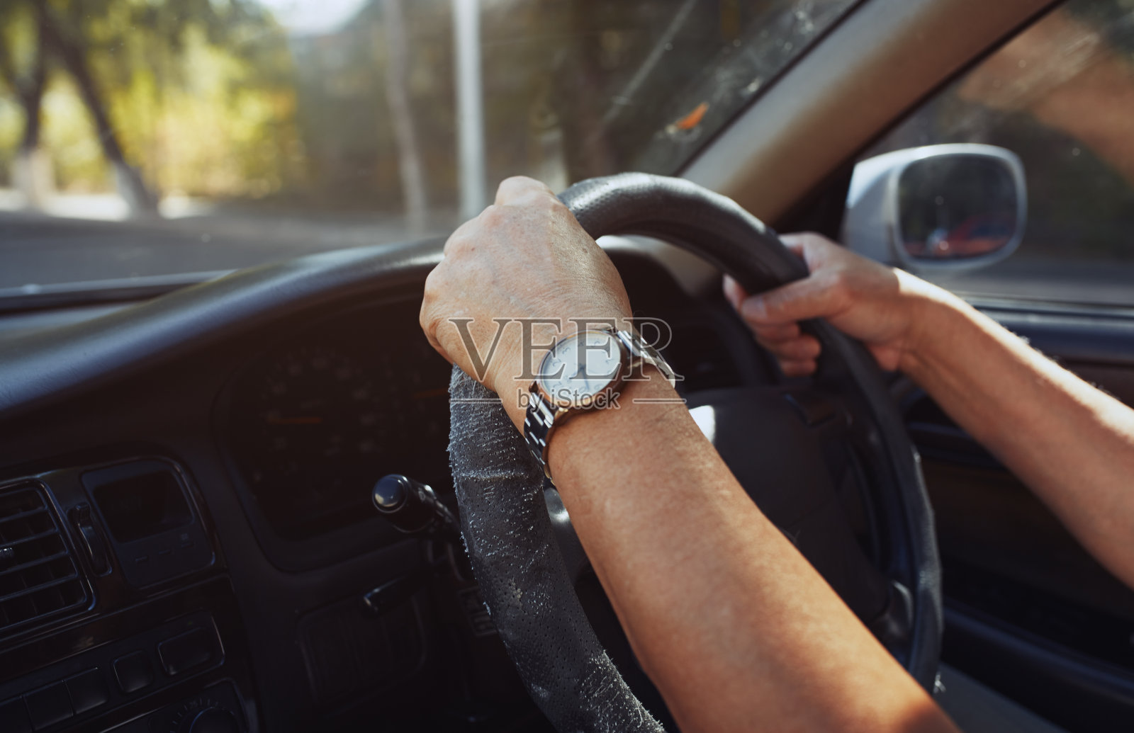 65-70岁的老人开车照片摄影图片