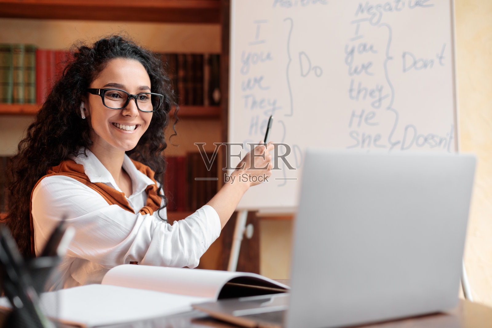 英国教师在桌旁给学生讲解课程照片摄影图片