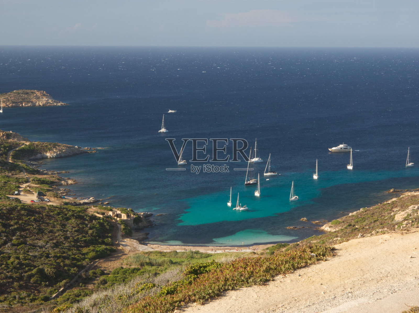 一个小海湾的漂亮颜色提供了一个绝妙的停泊点照片摄影图片