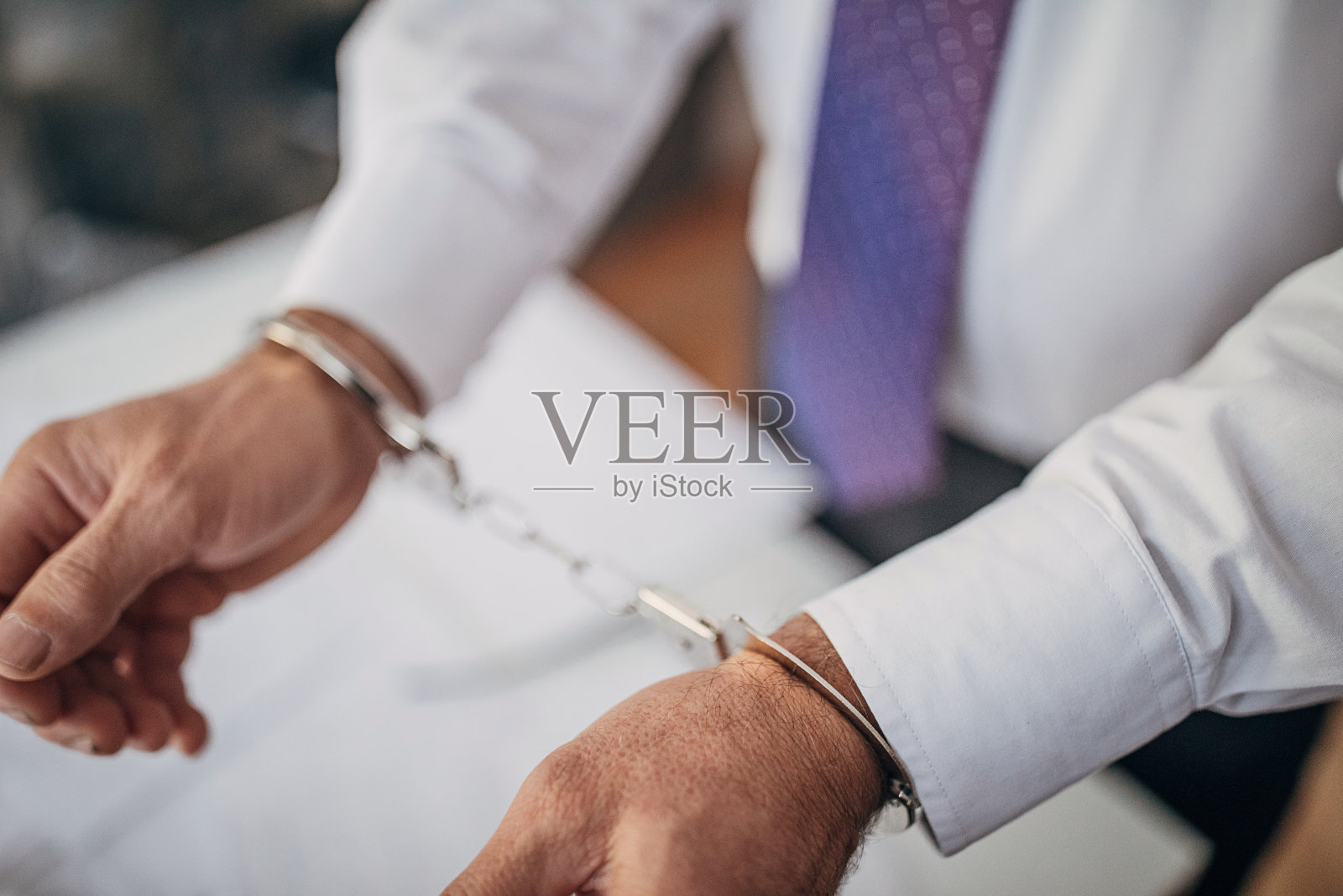 商人逮捕,戴上手铐照片摄影图片